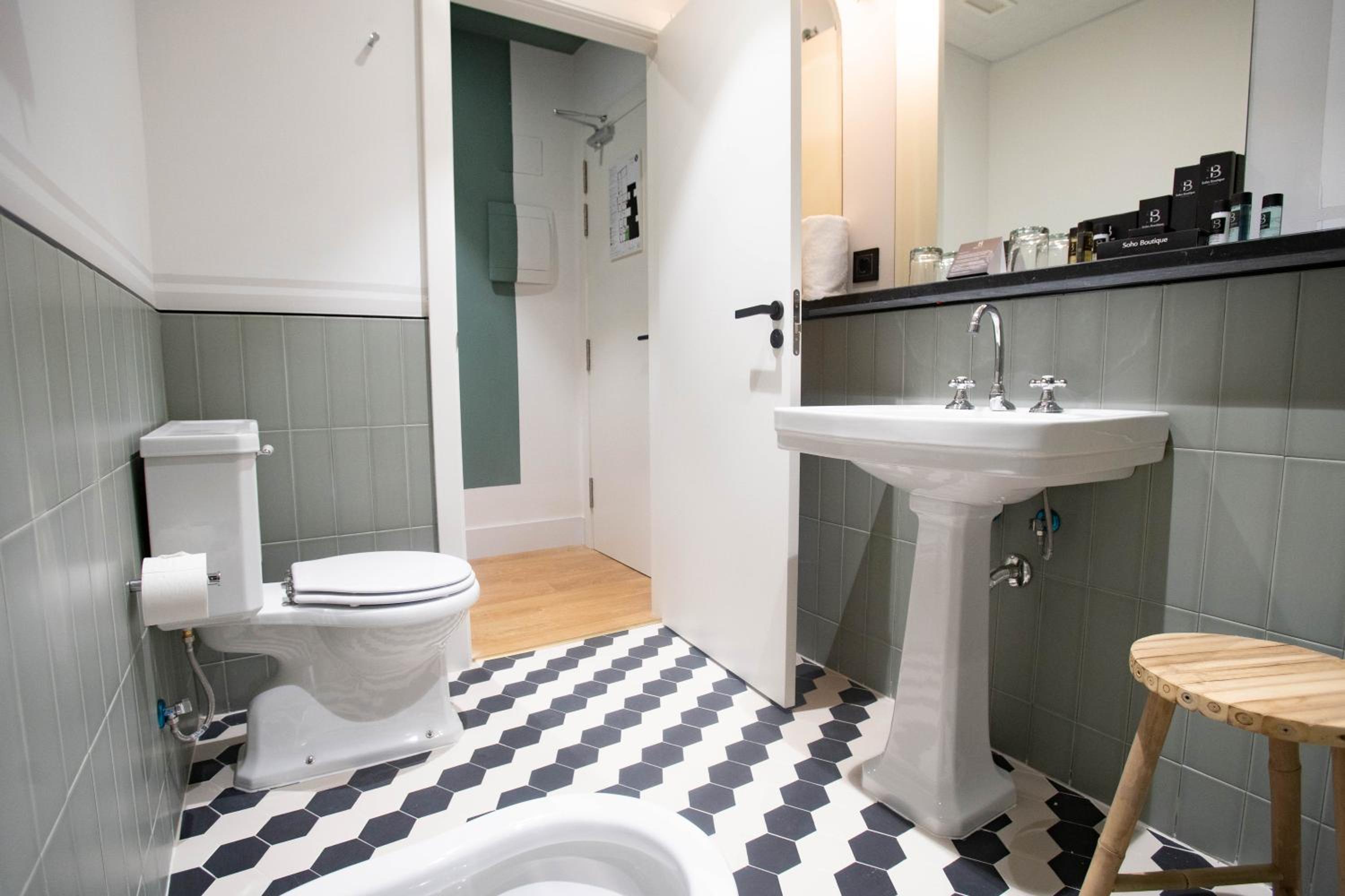 Double or Twin Room thumbnail 5