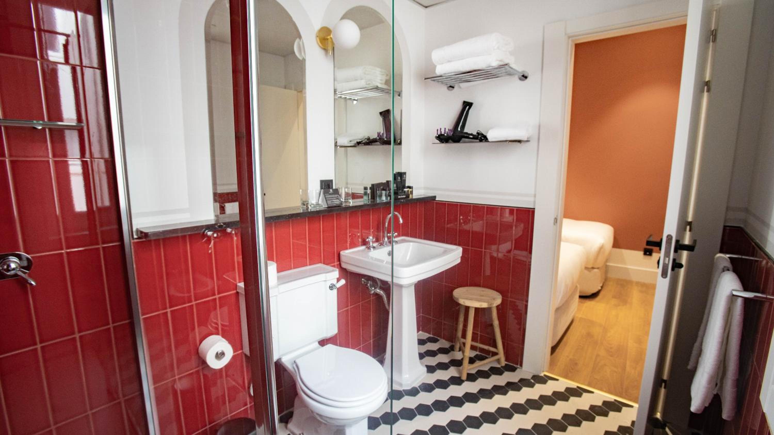 Double or Twin Room thumbnail 5