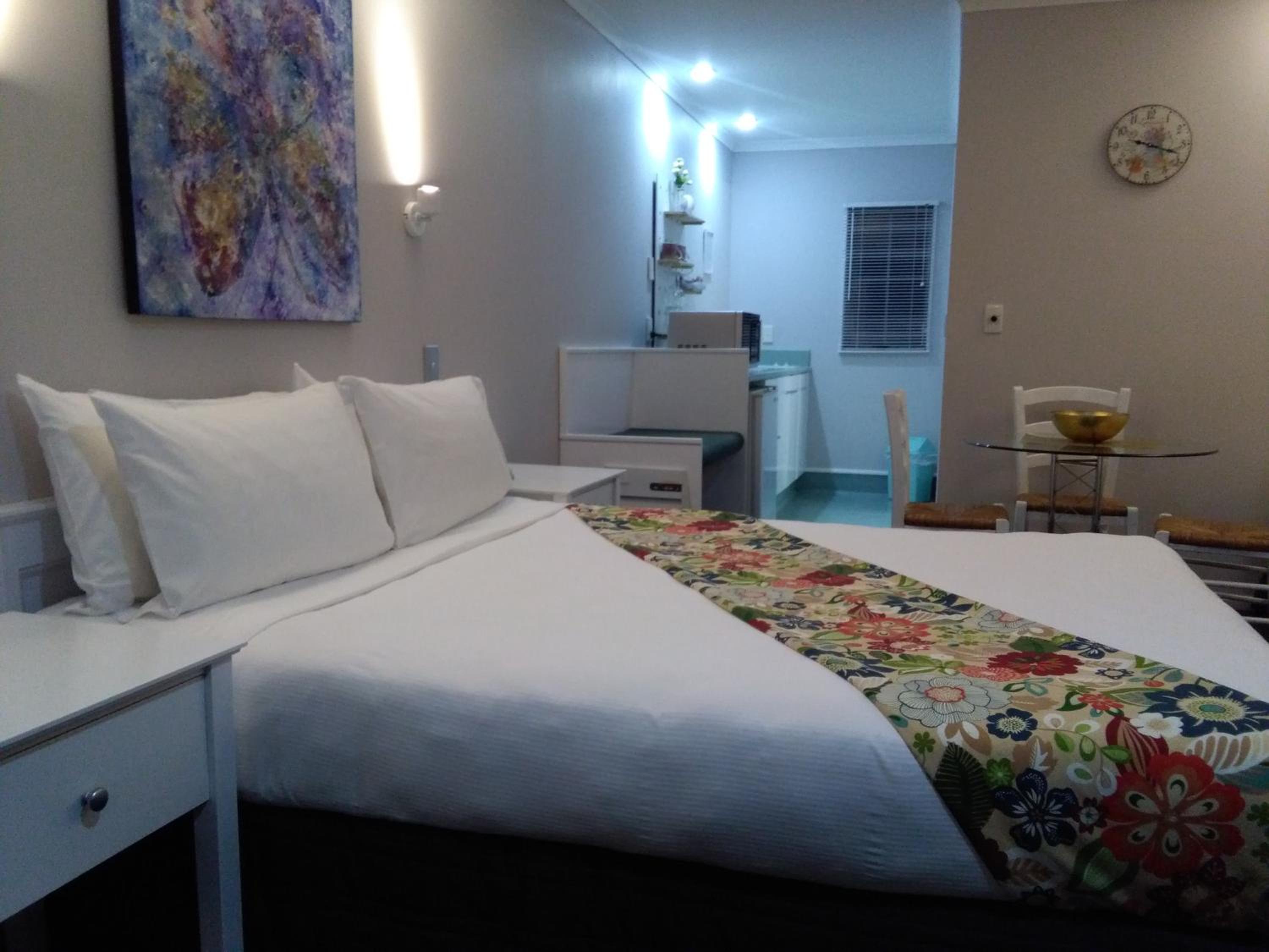 Queen Room with Spa Bath - Photo 12