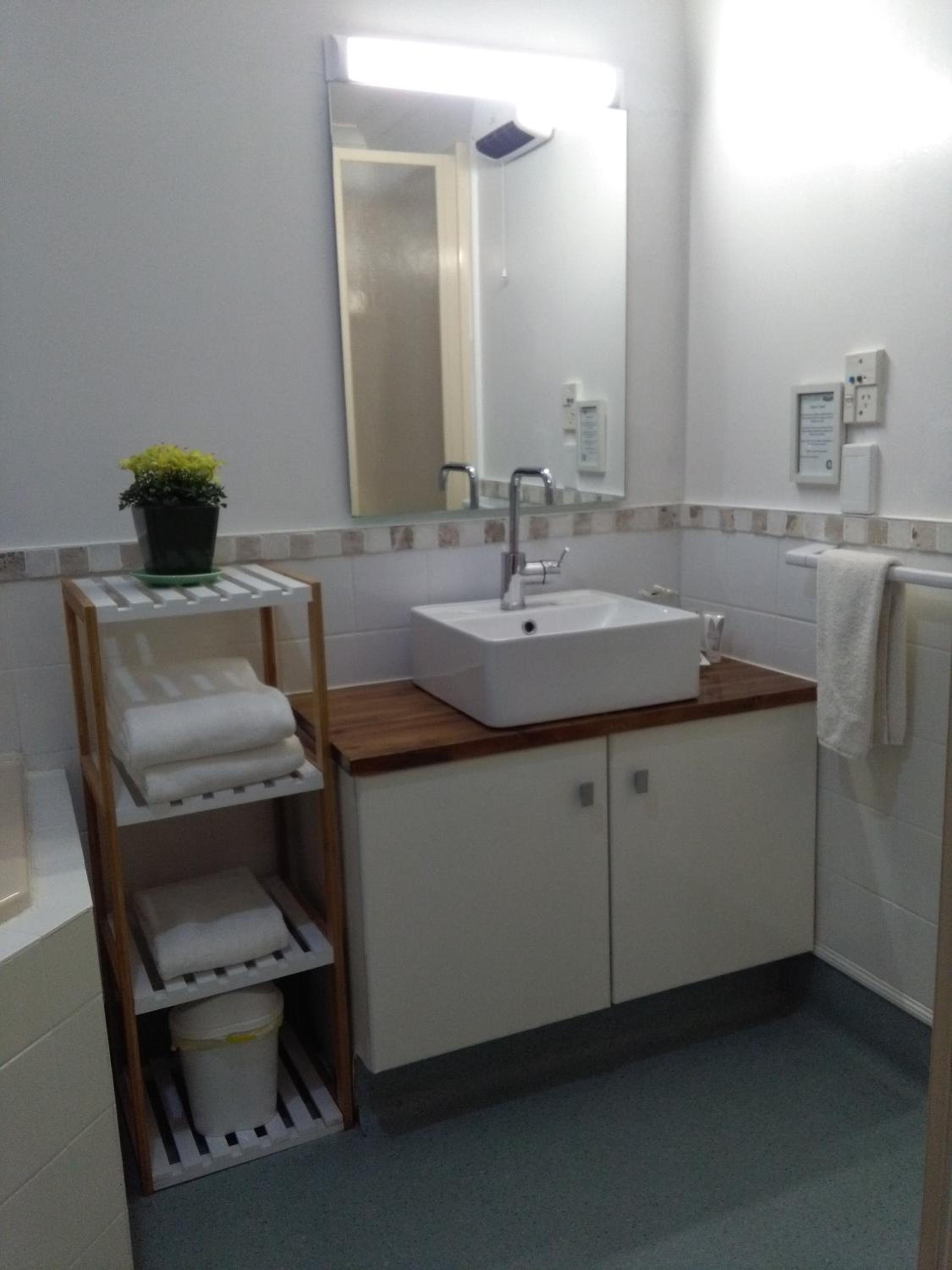 Queen Room with Spa Bath - Photo 19