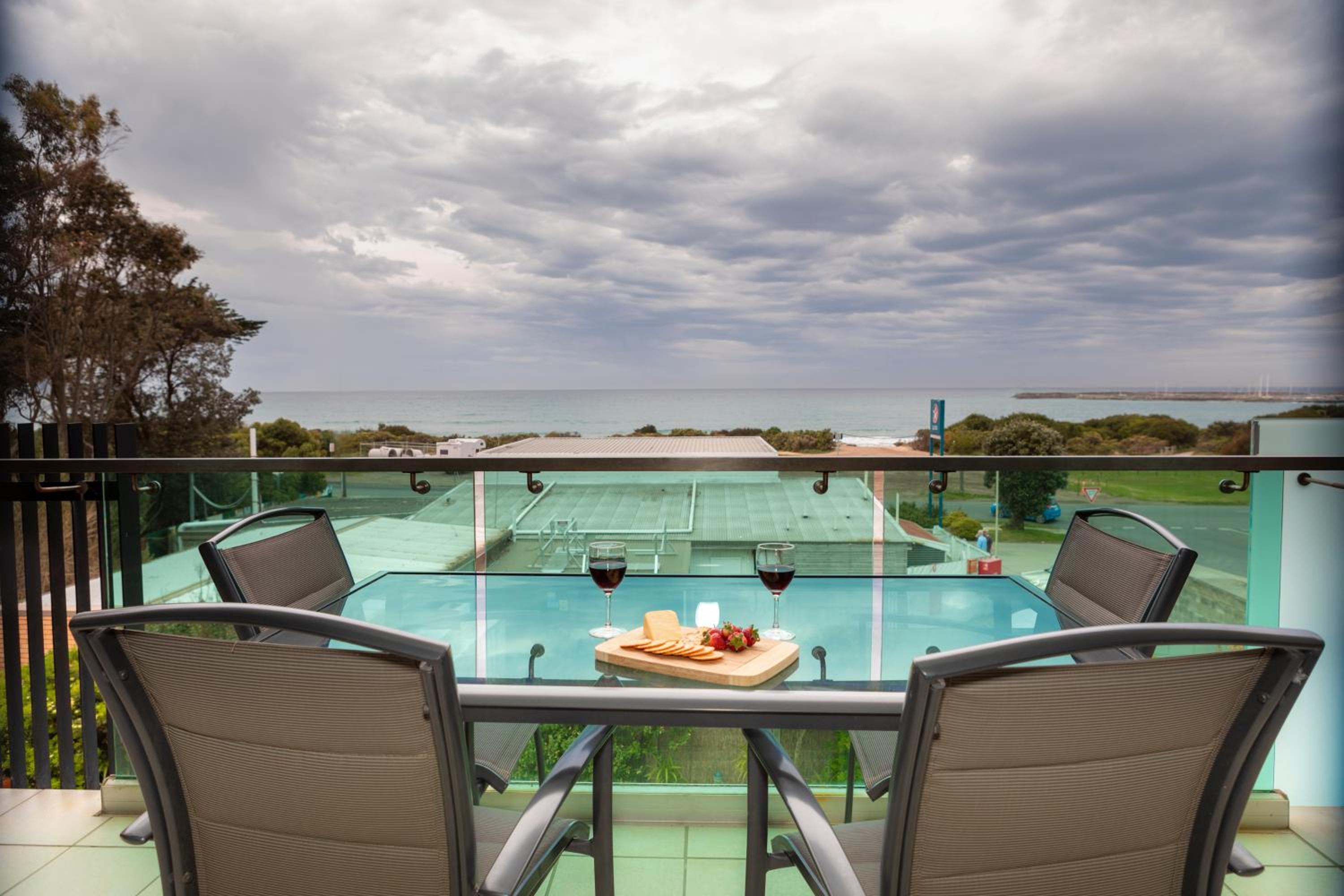 Two-Bedroom Apartment - Penthouse with Ocean View photo 2