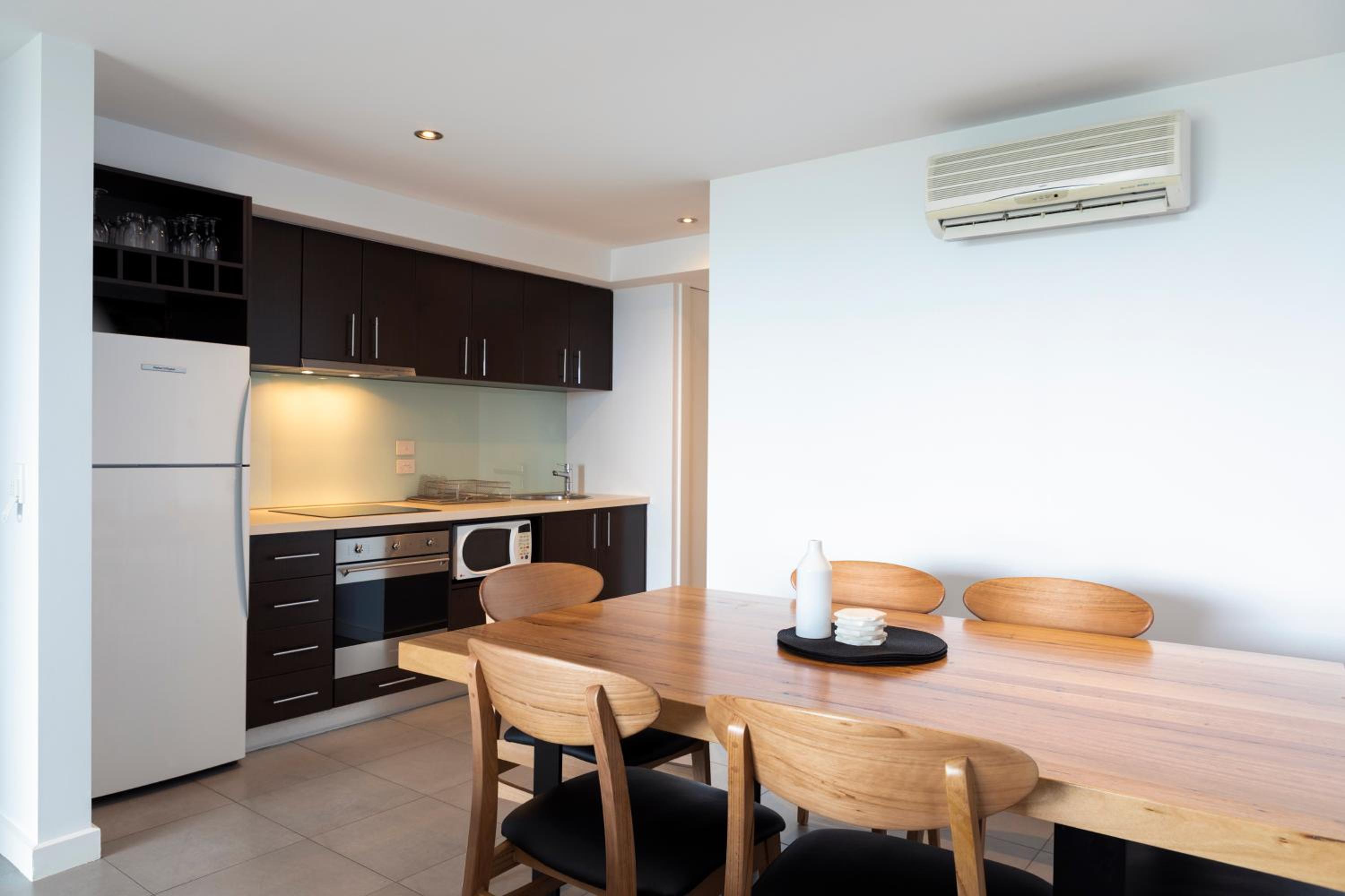 Two bedroom Apartment with Partial Seaview photo 3