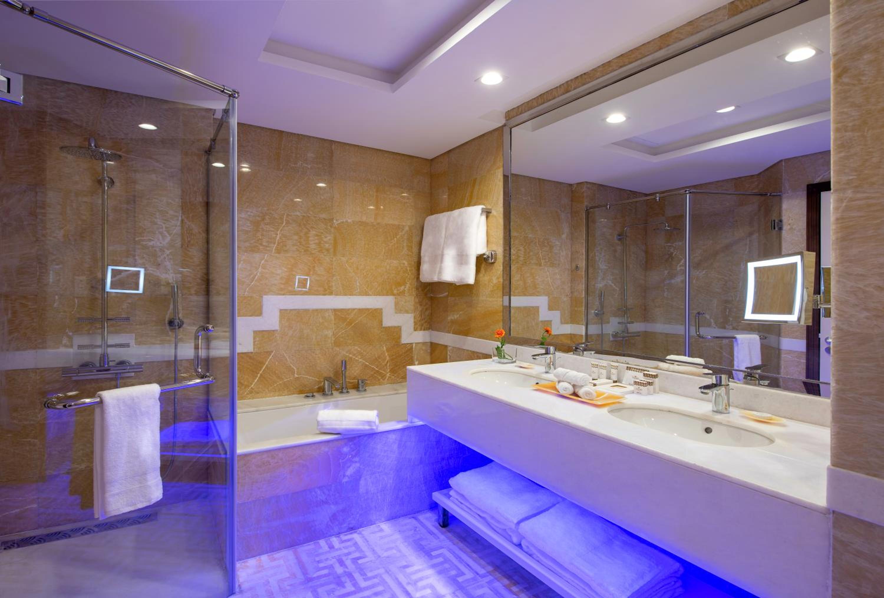 Deluxe King Room (Early check-in 11am & late check-out at 4pm + 35% discount on food & beverage, valid until 31 August 2026 only) photo 3