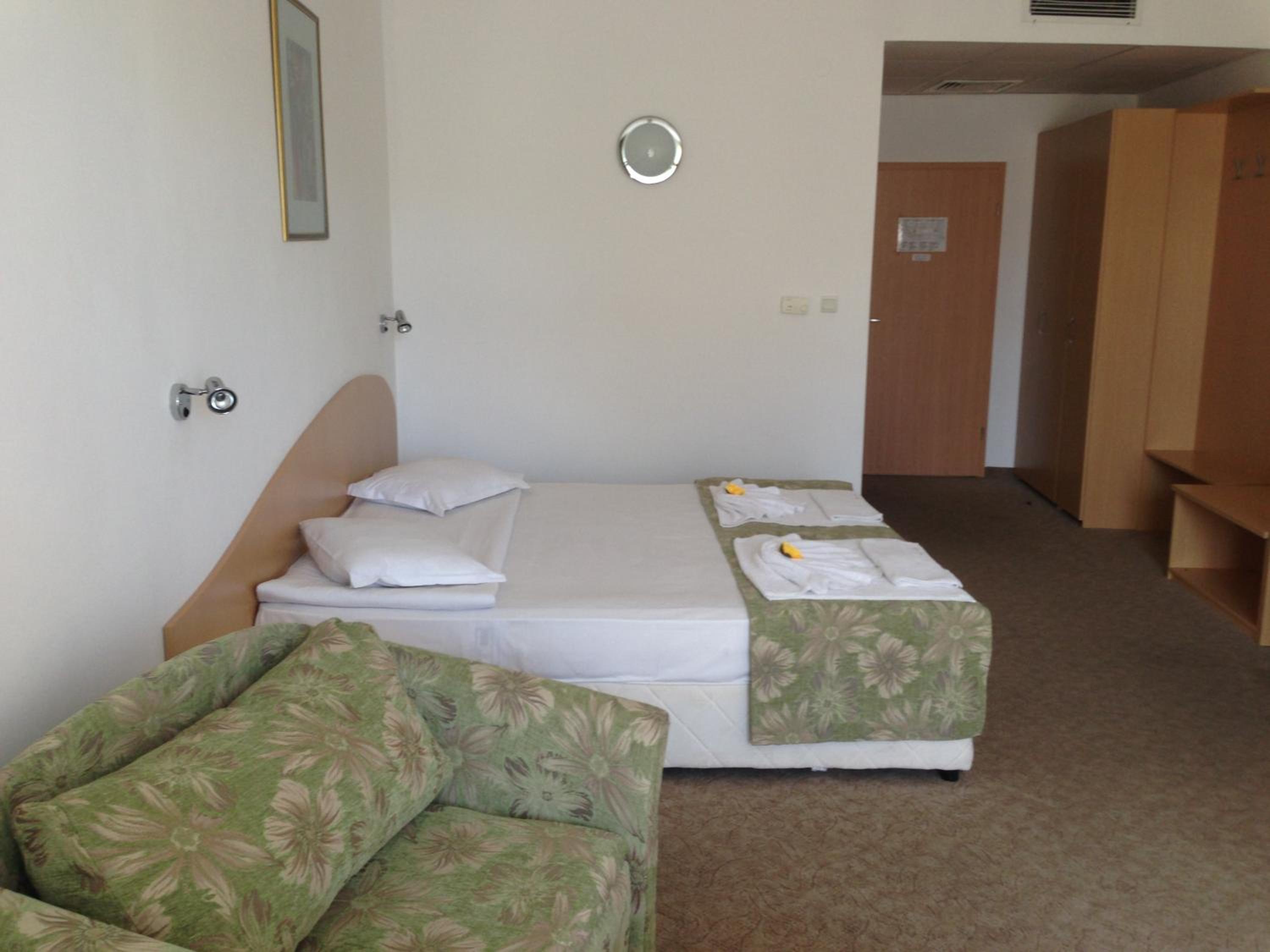 Twin Room with Balcony (2 Adults + 1 Child) - Photo 1