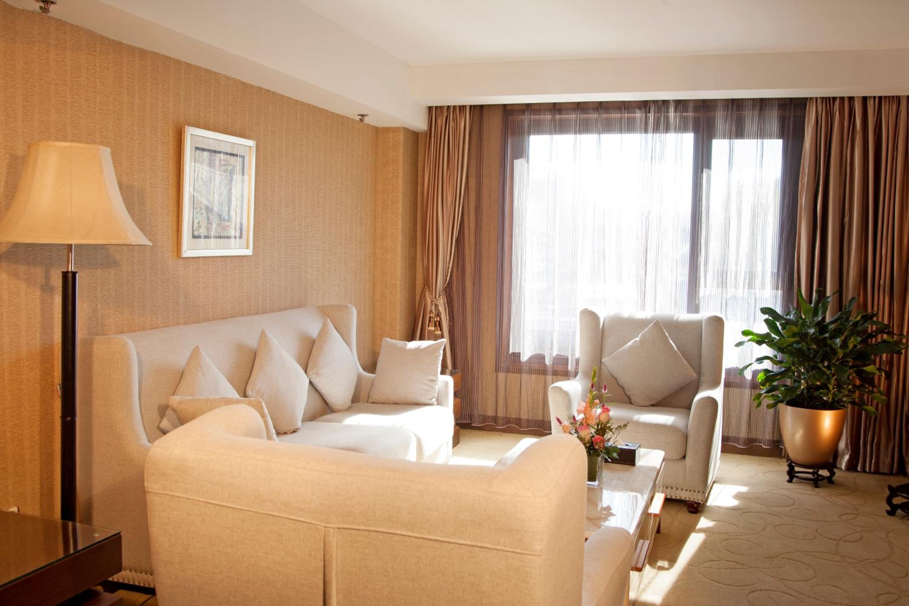 Executive Suite - Photo 3