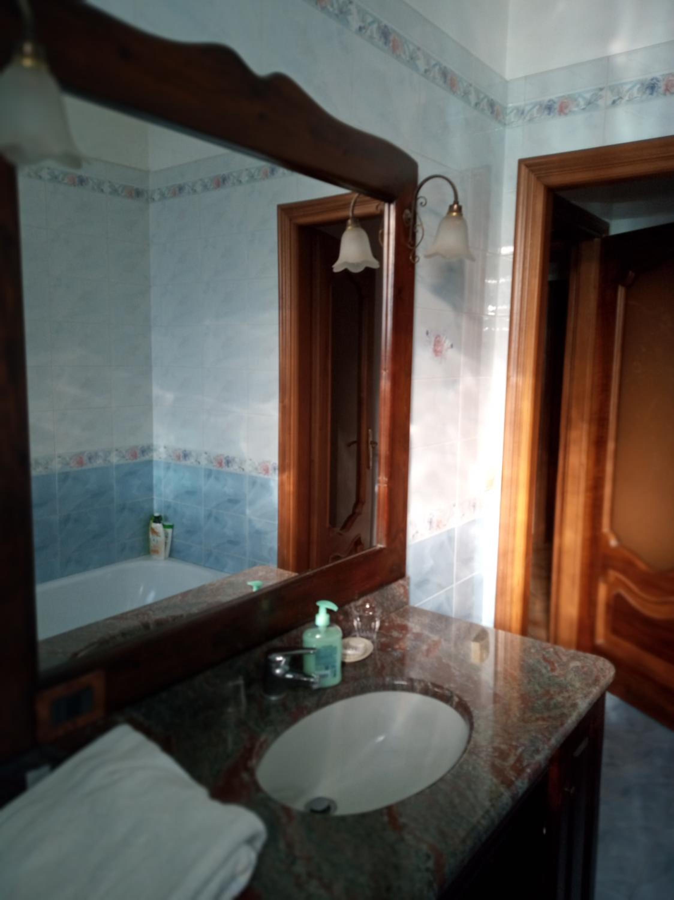 Budget Twin Room - Photo 13