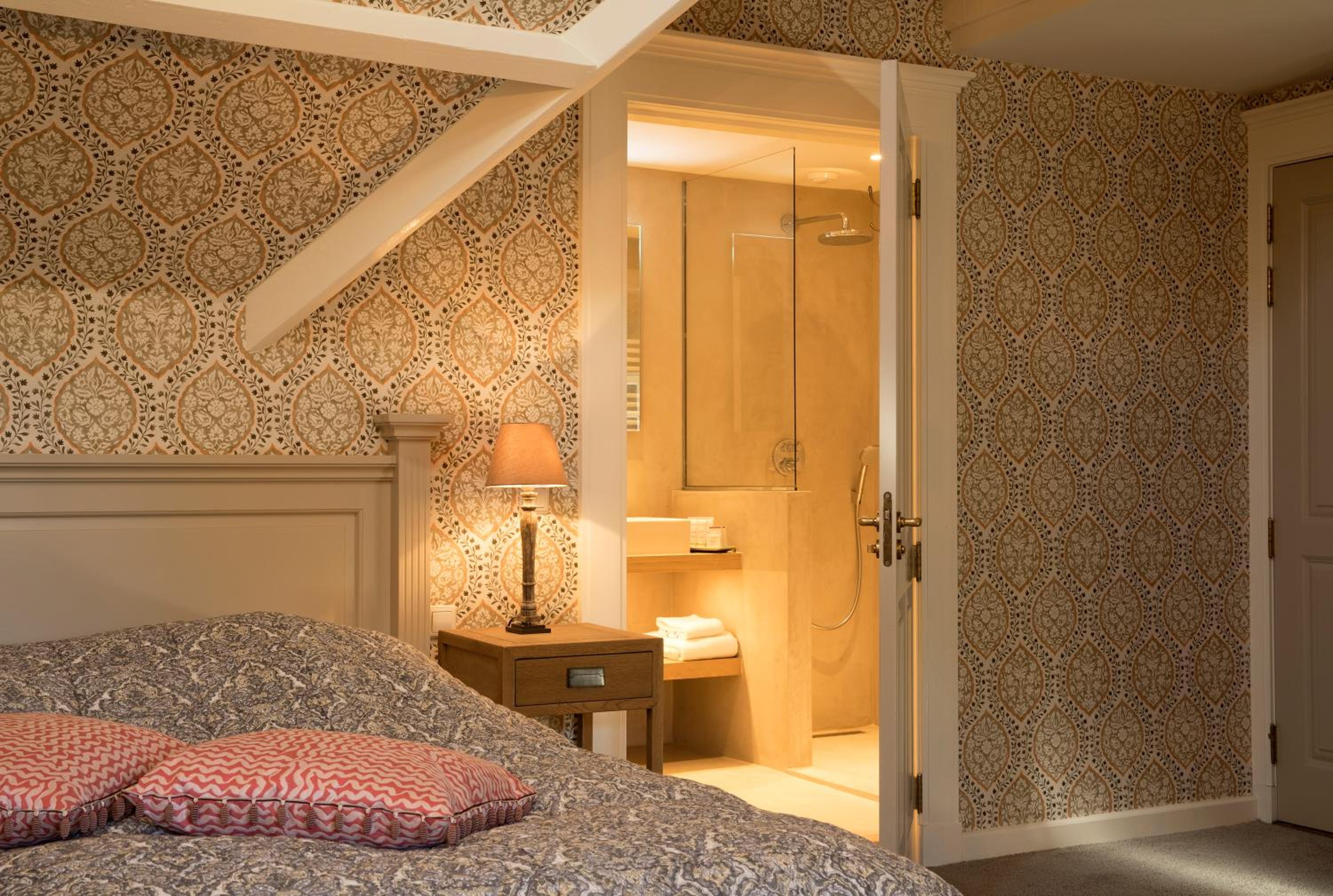 Deluxe Room - Photo 12