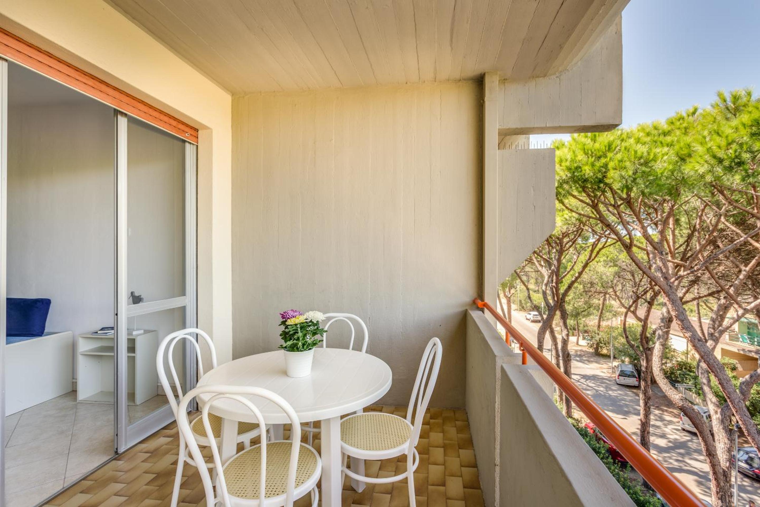 One-Bedroom Apartment with Balcony photo 3