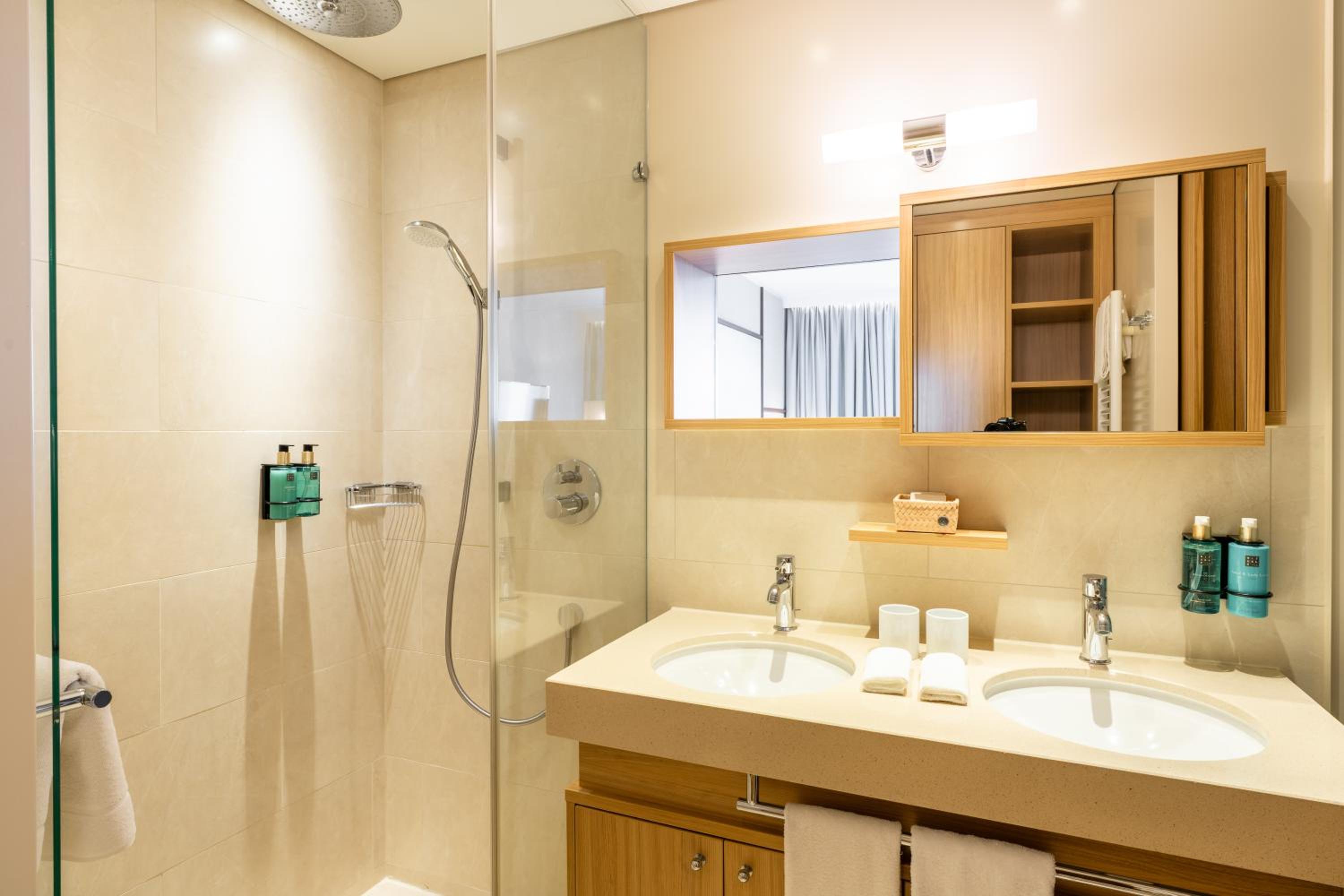 Deluxe Double Room (2 Adults + 1 Child)