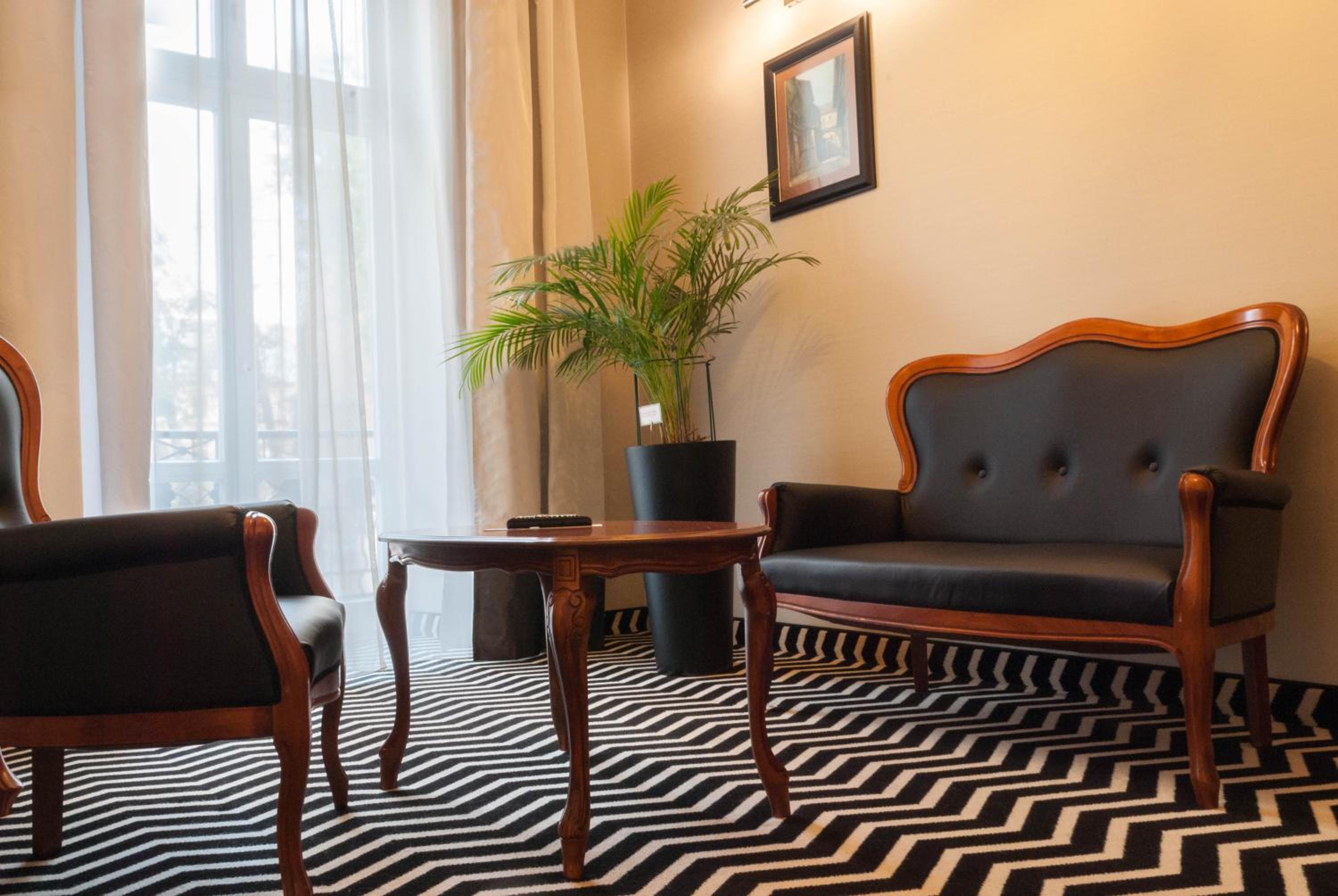 Suite - Photo 10