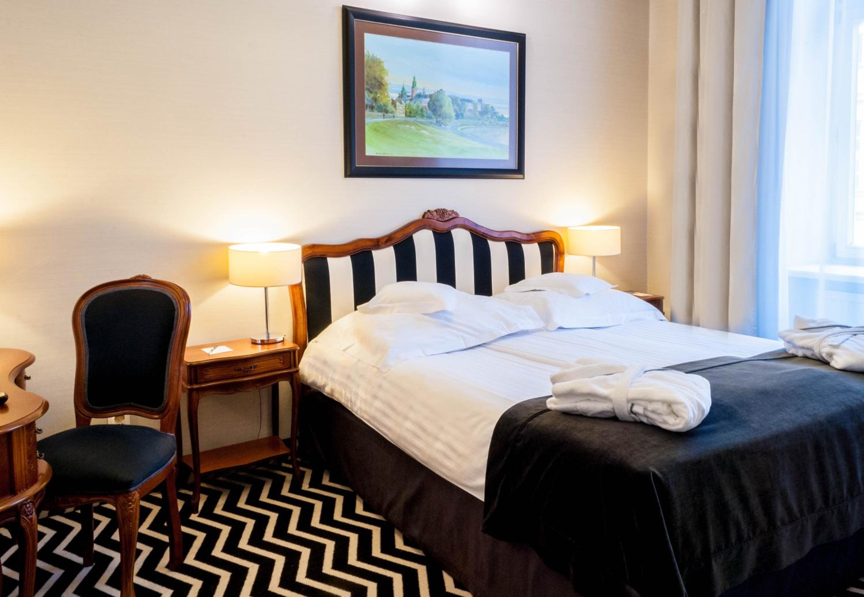 Suite - Photo 1