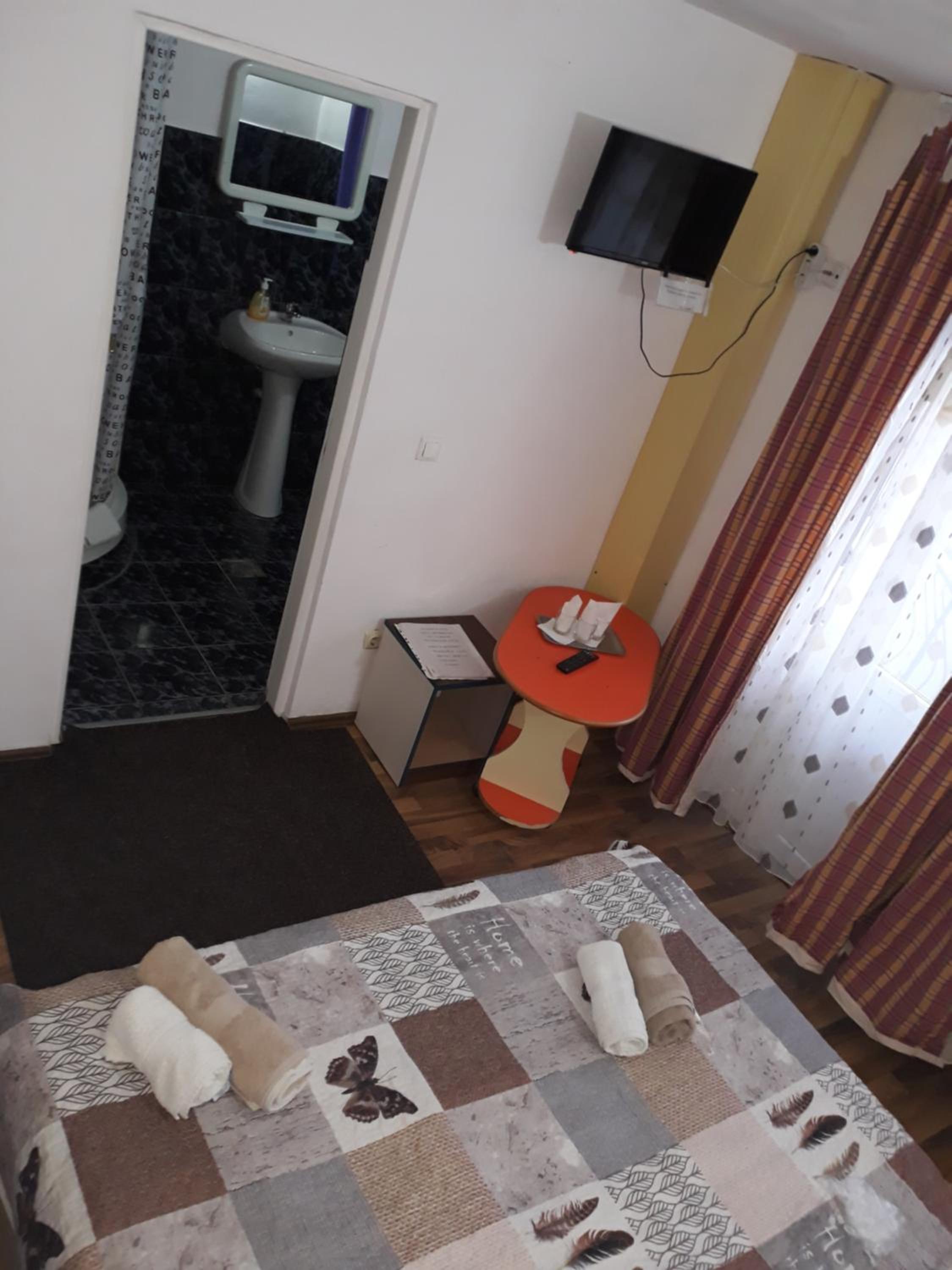 Triple Room with Private Bathroom - Photo 2