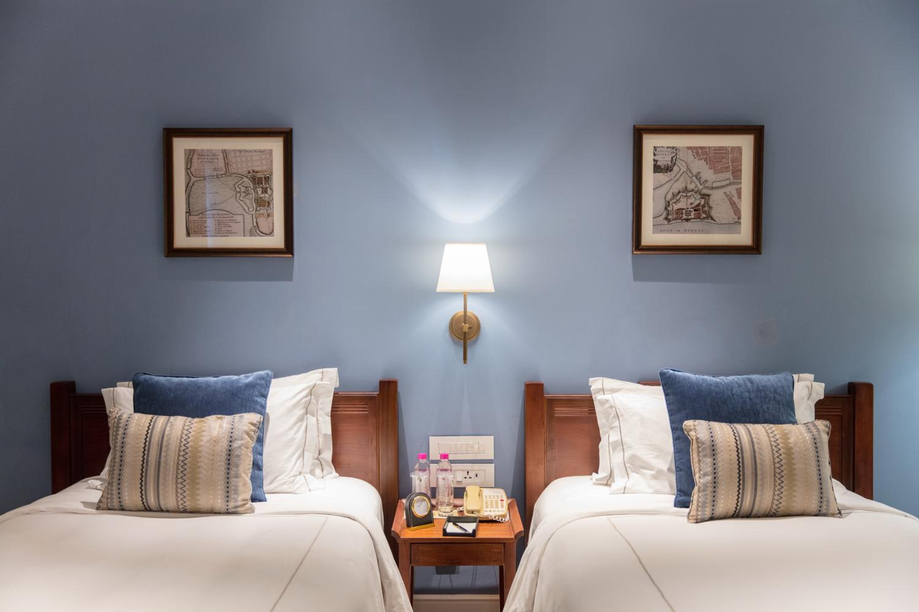 Heritage Room Twin Bed - Photo 5