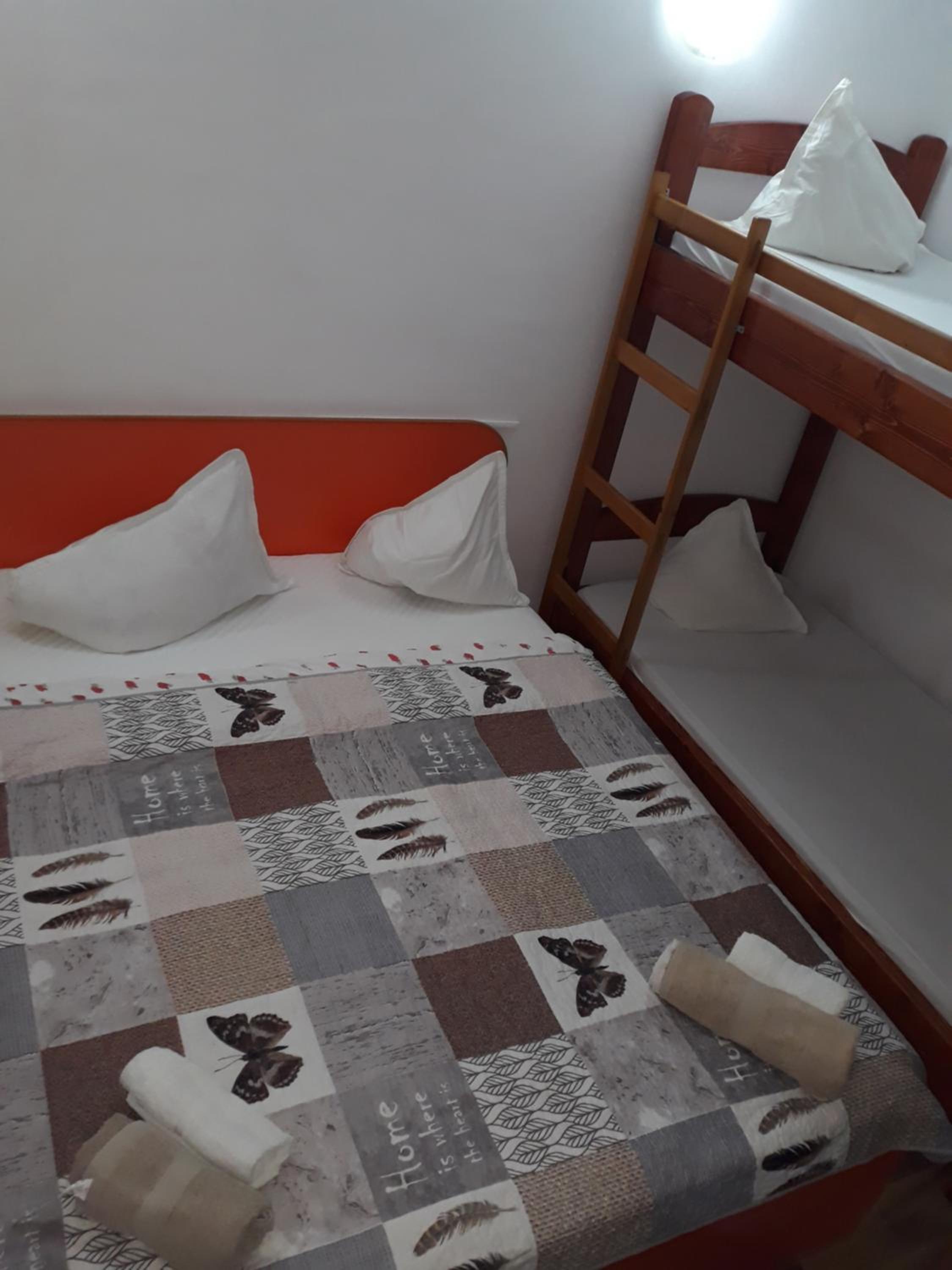 Triple Room with Private Bathroom - Photo 3