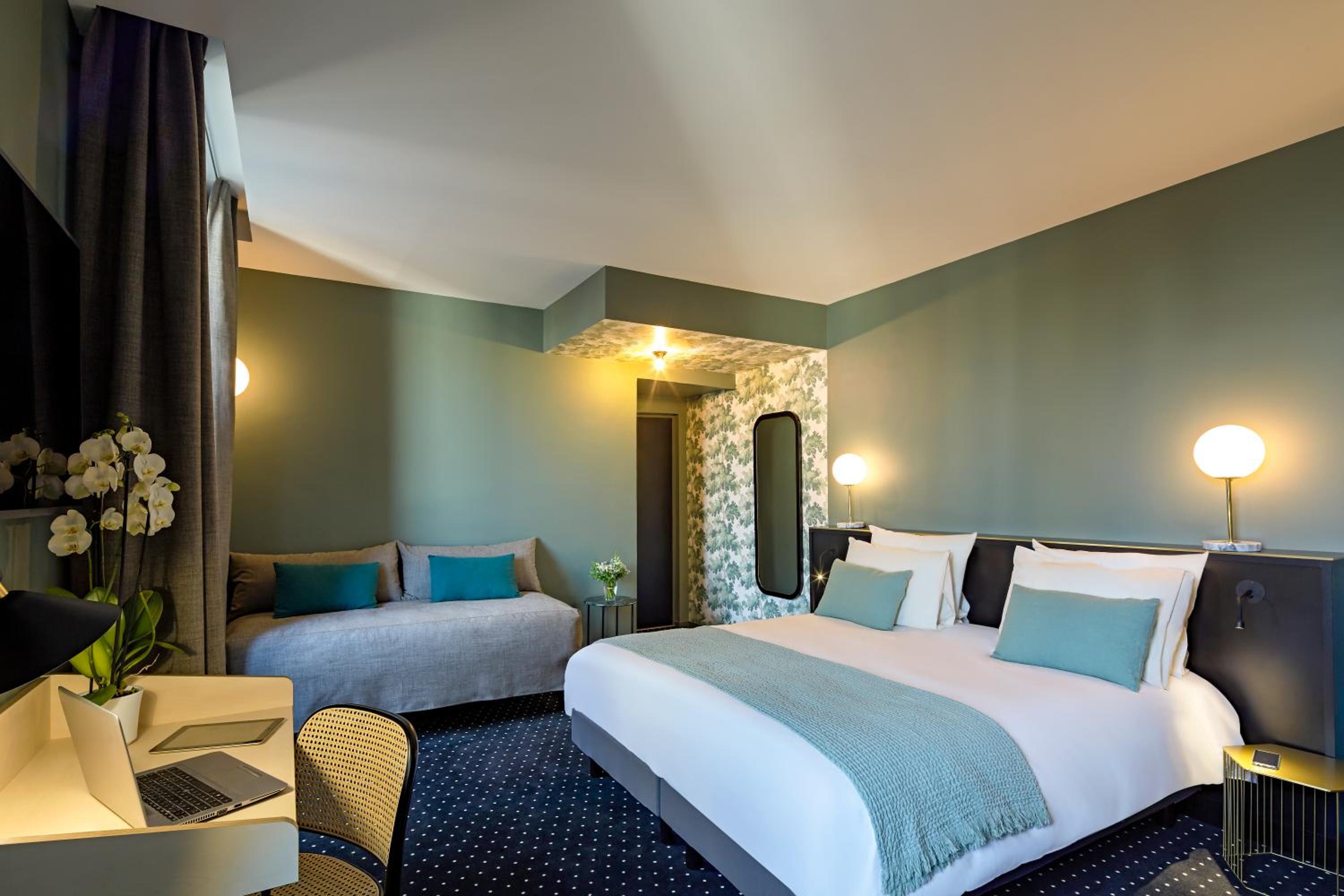 Superior Room with One Double Bed and Sofa Bed - Photo 2