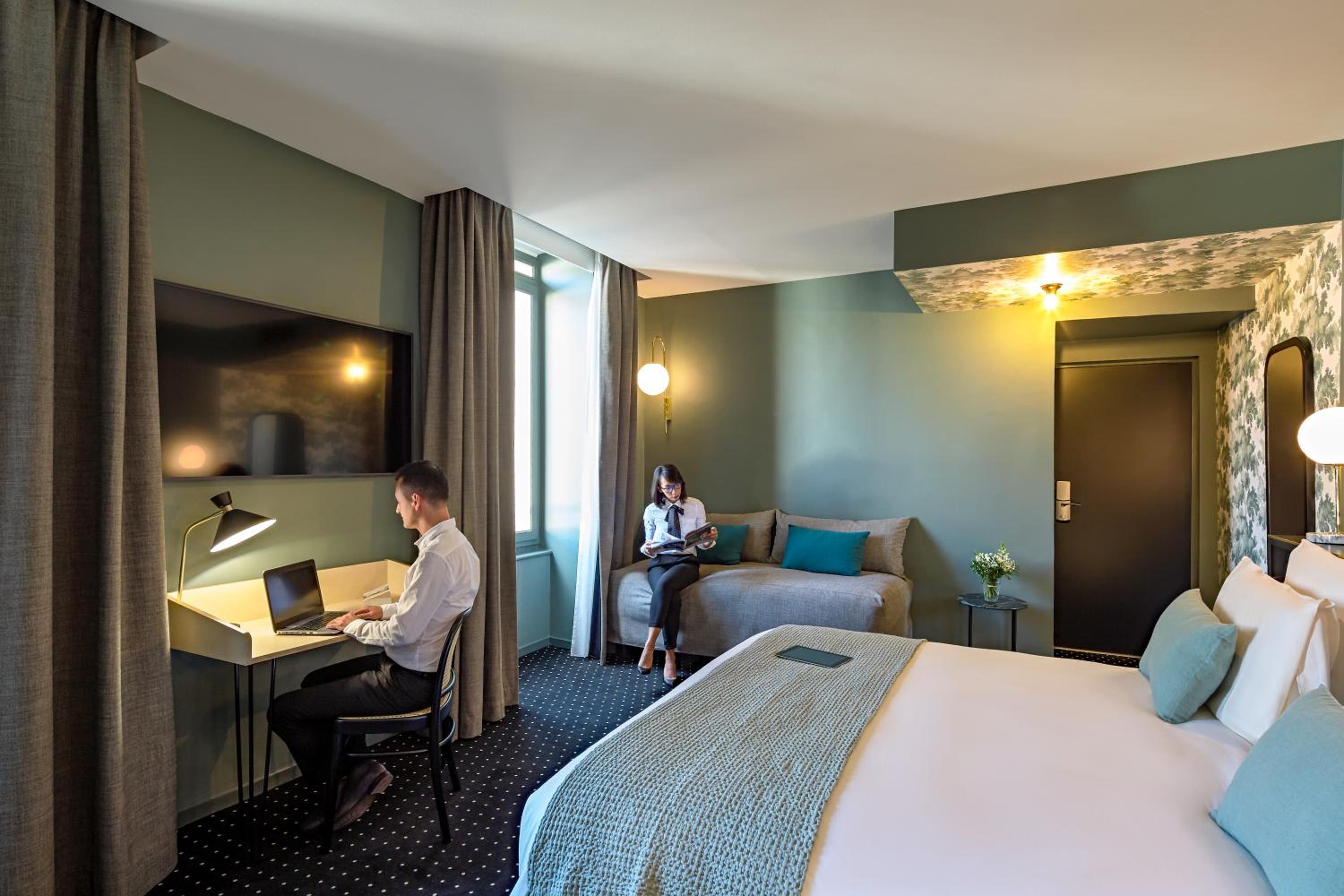 Superior Room with One Double Bed and Sofa Bed - Photo 4