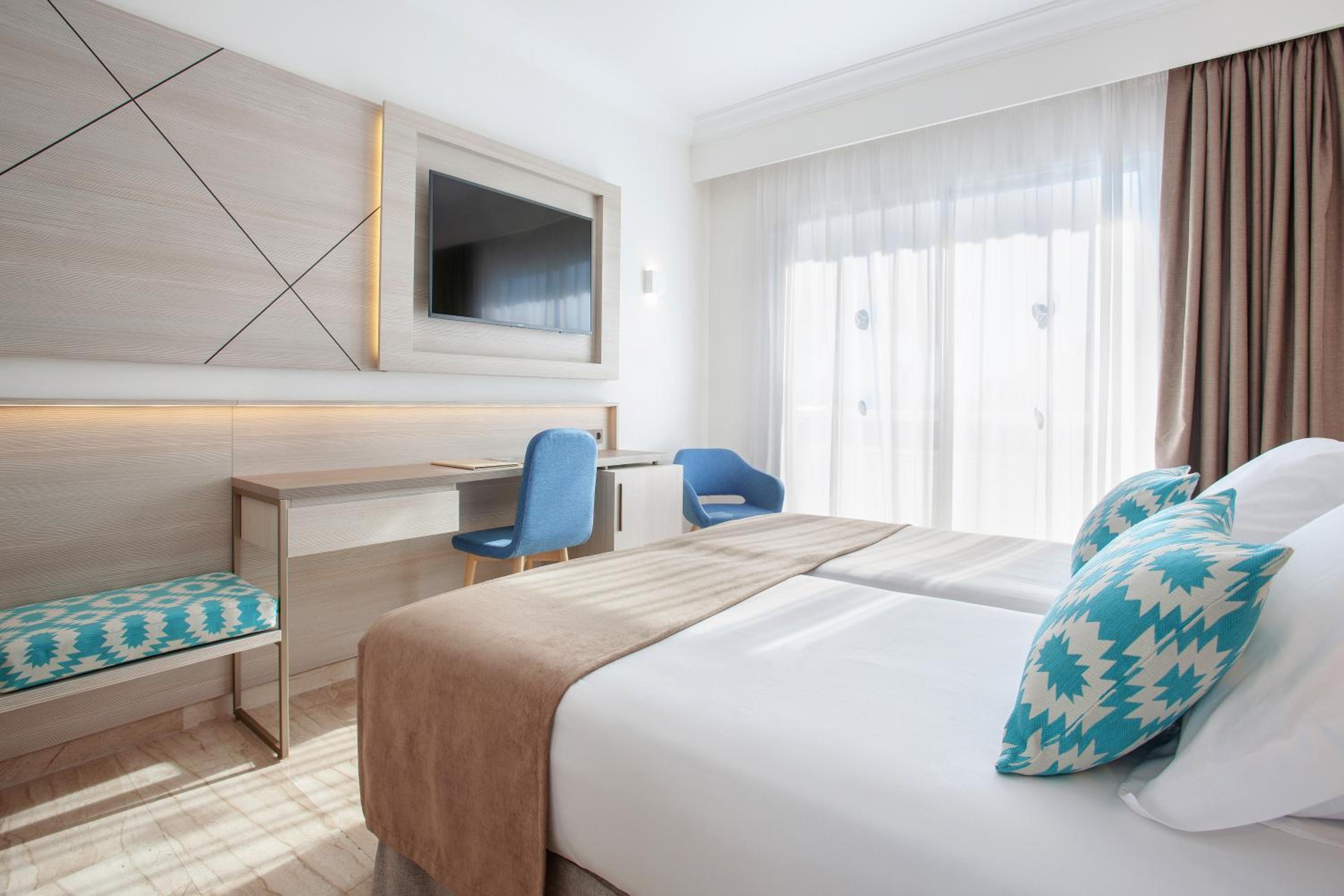 Double or Twin Room (2 Adults + 1 Child) photo 3