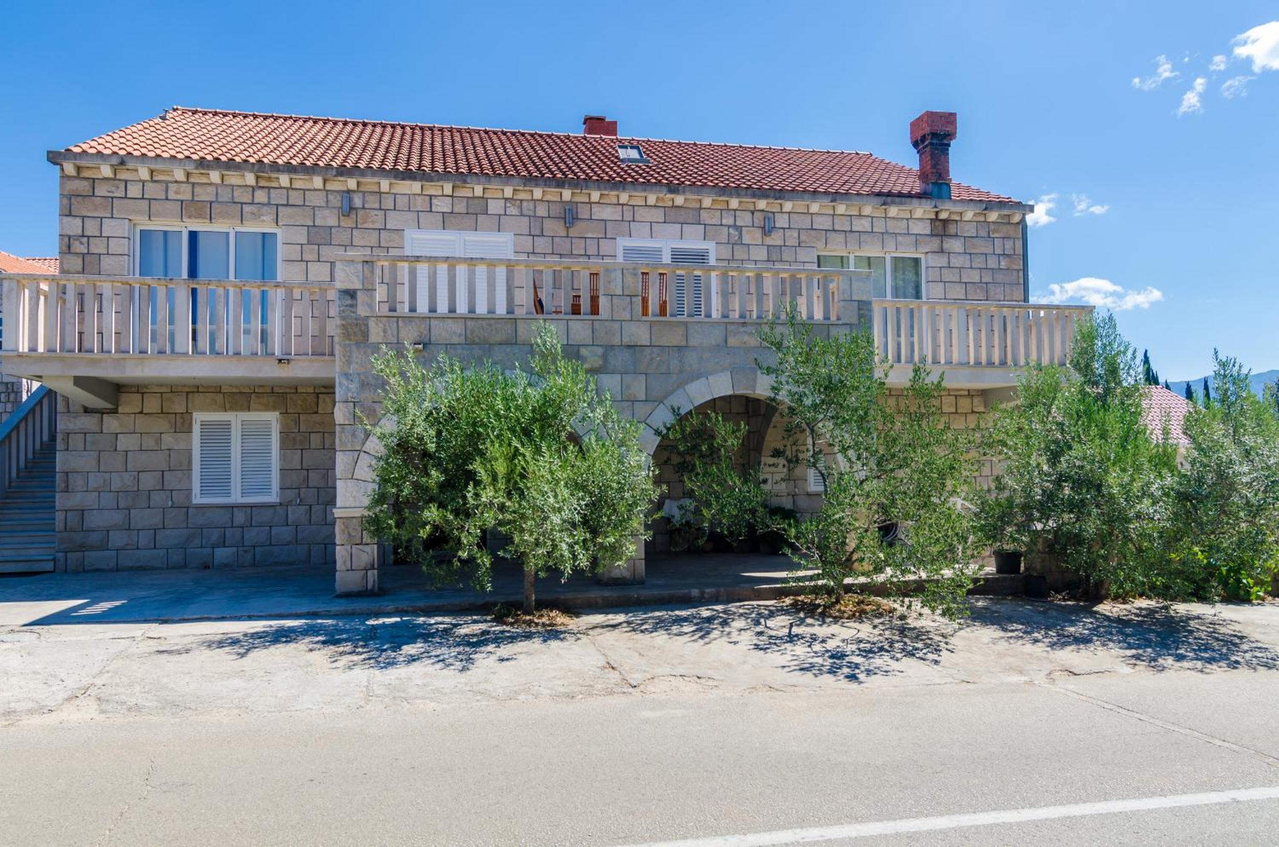 Five Bedroom Villa with Terrace and Swimming Pool photo 2