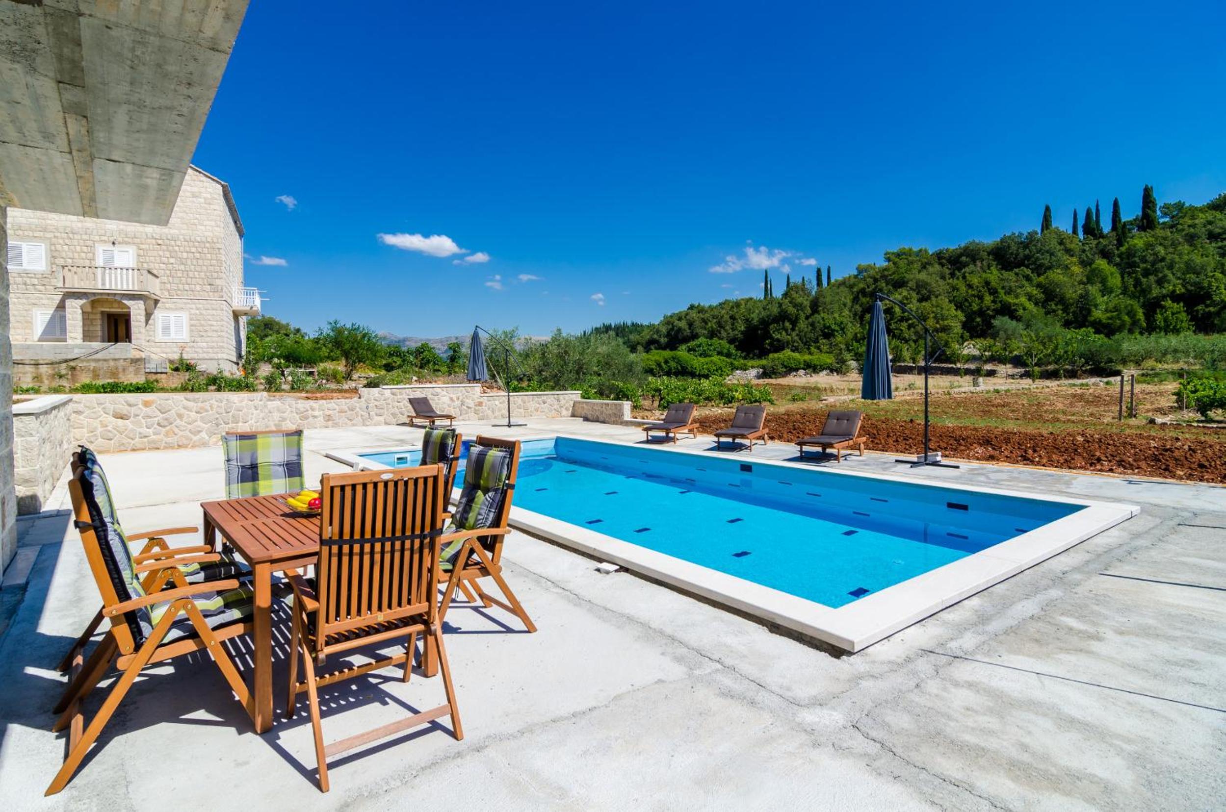 Five Bedroom Villa with Terrace and Swimming Pool photo 3