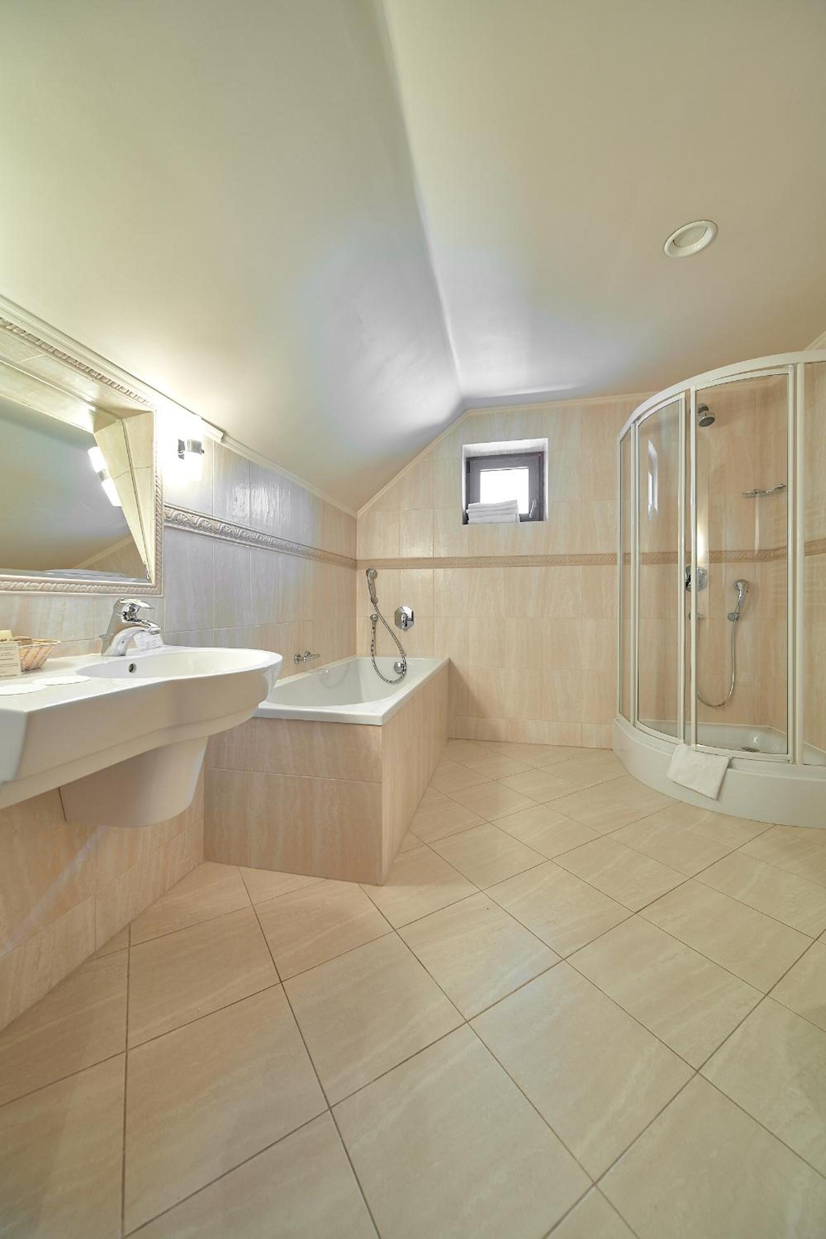 Deluxe Double Room with Extra Bed - Photo 9