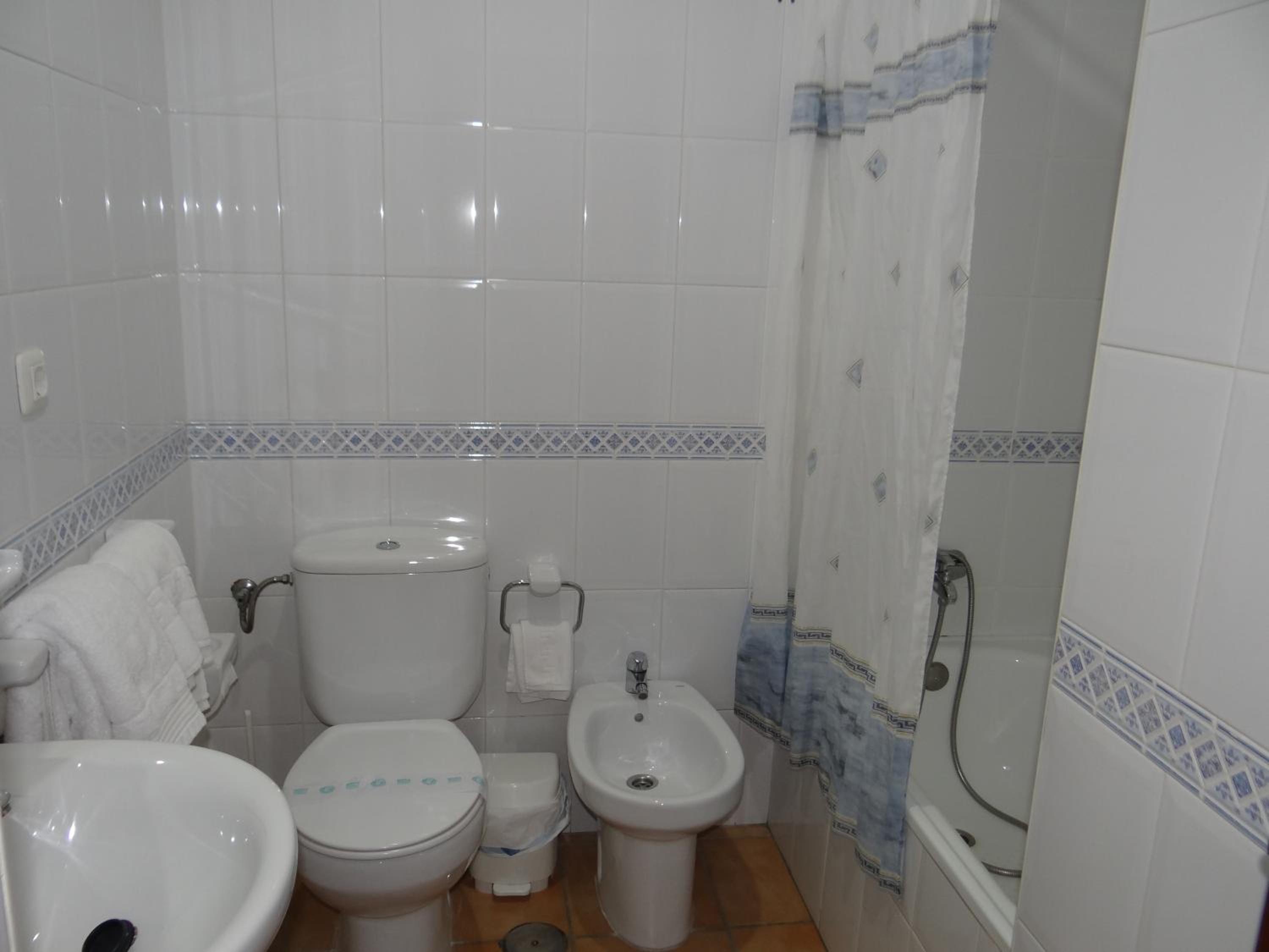 Twin Room - Photo 7