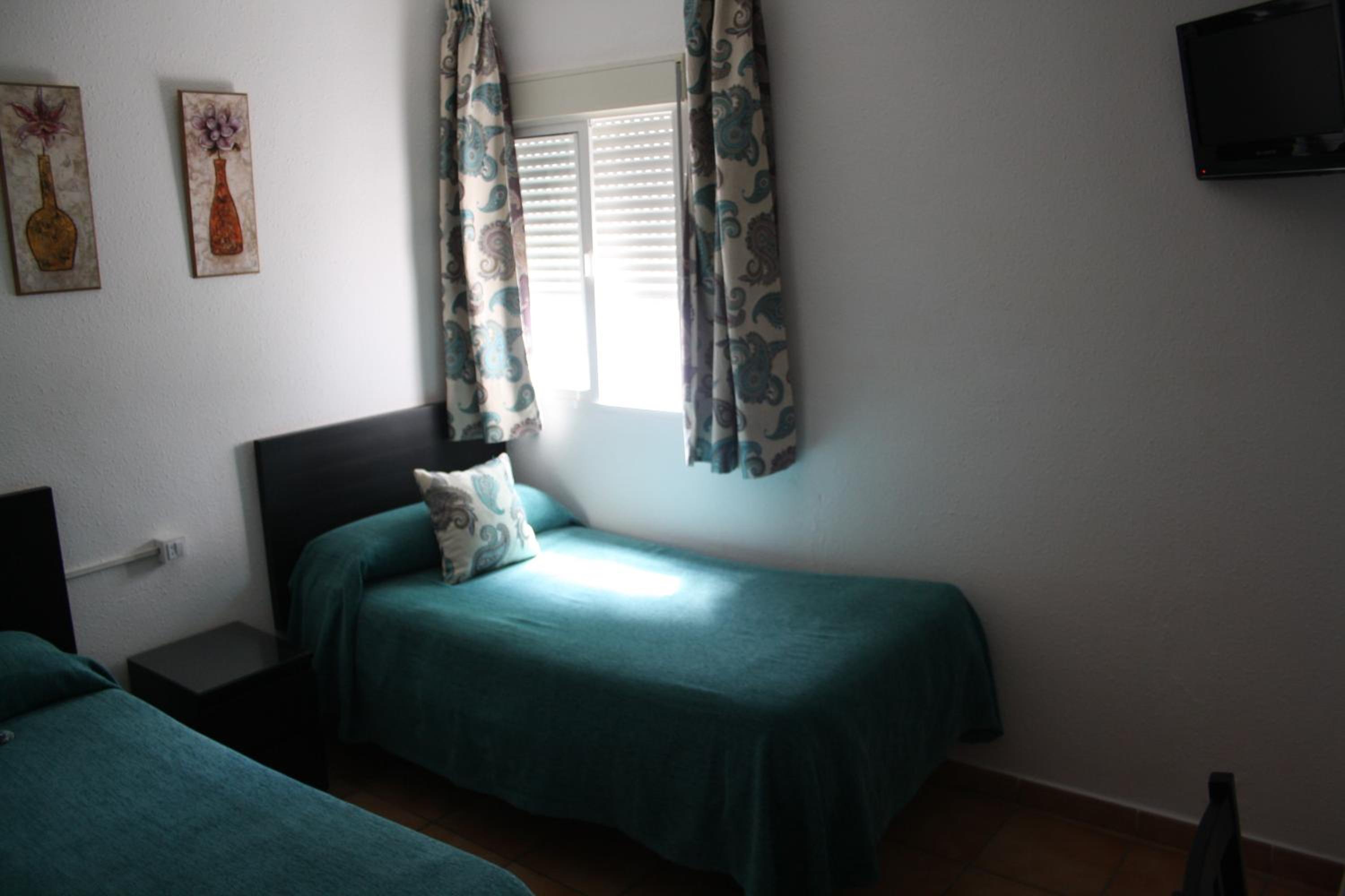 Twin Room - Photo 13