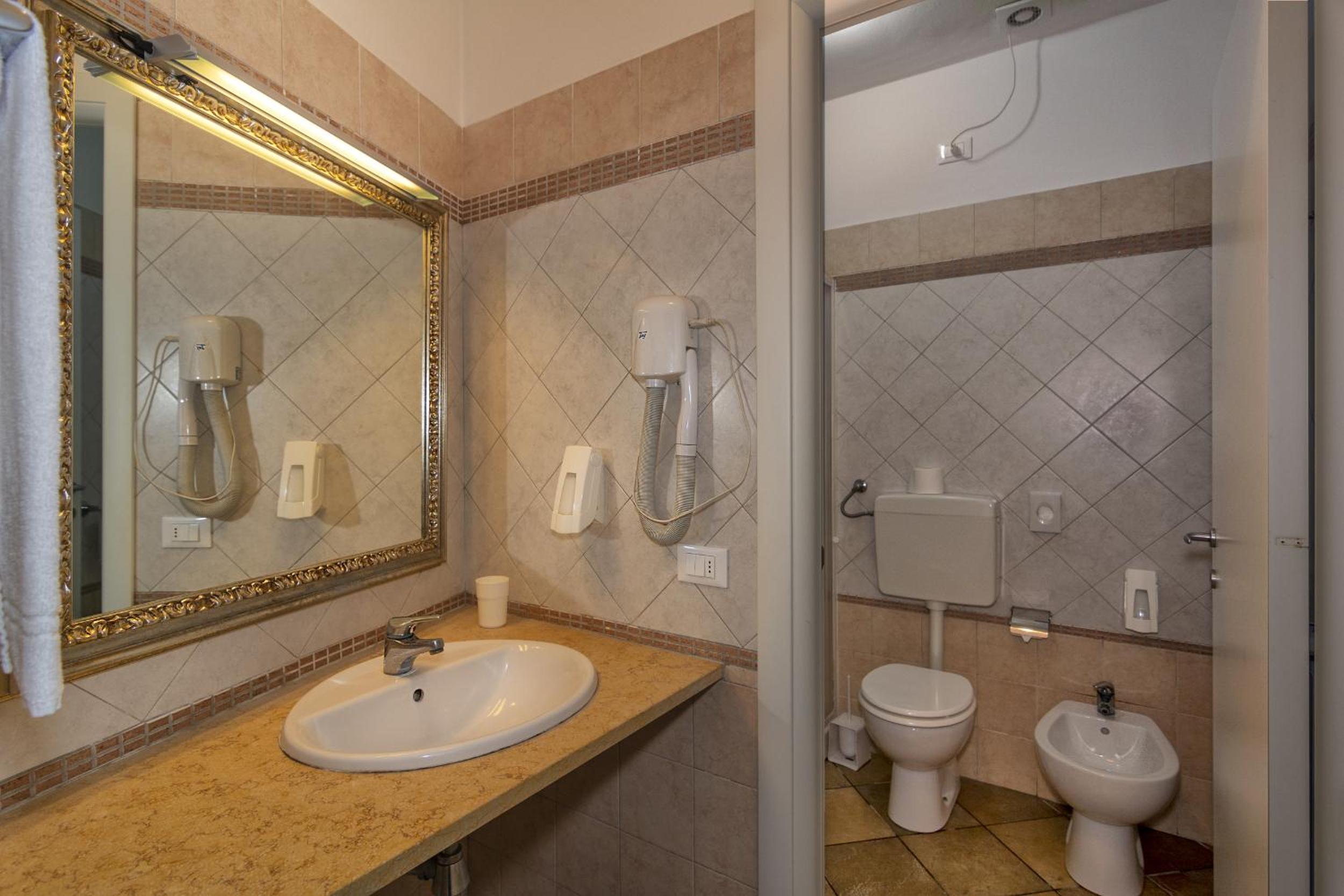 Superior One-Bedroom Apartment (2 Adults) - Photo 10
