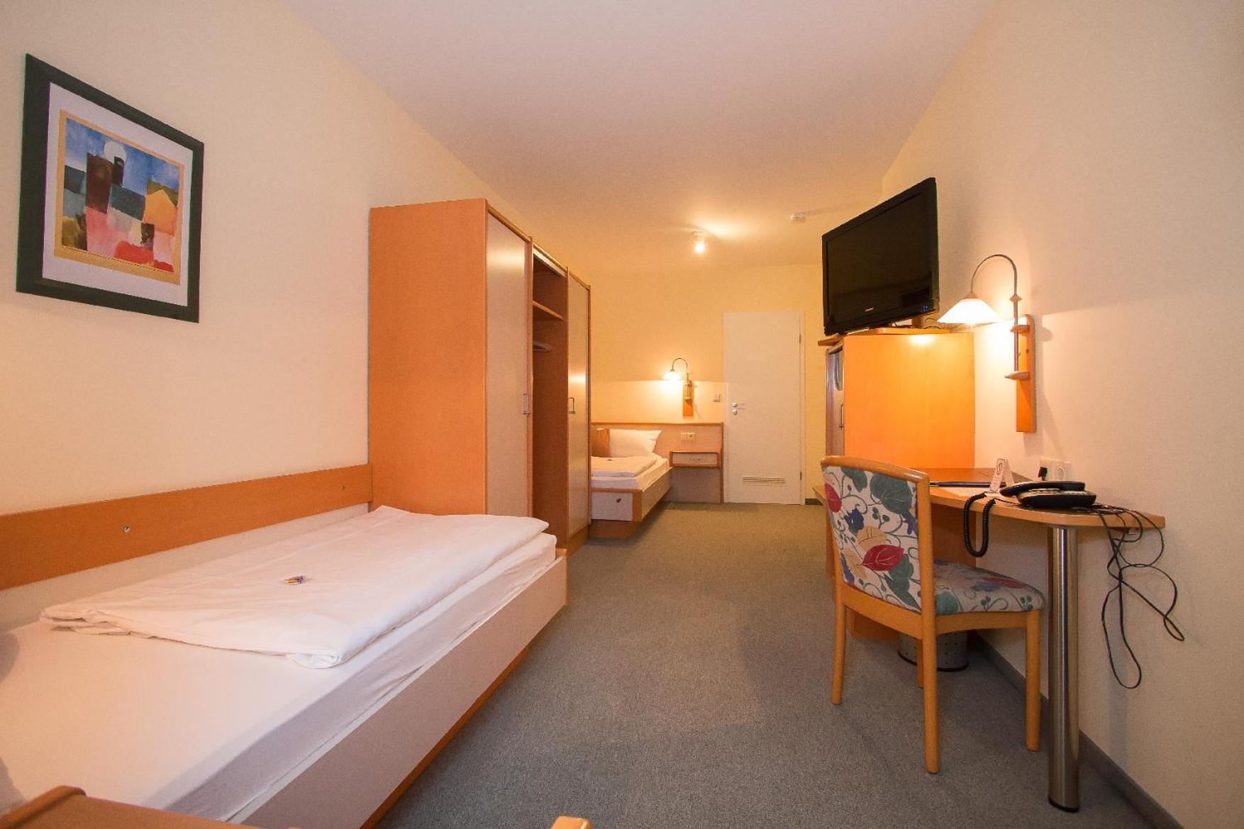 Twin Room - Photo 2