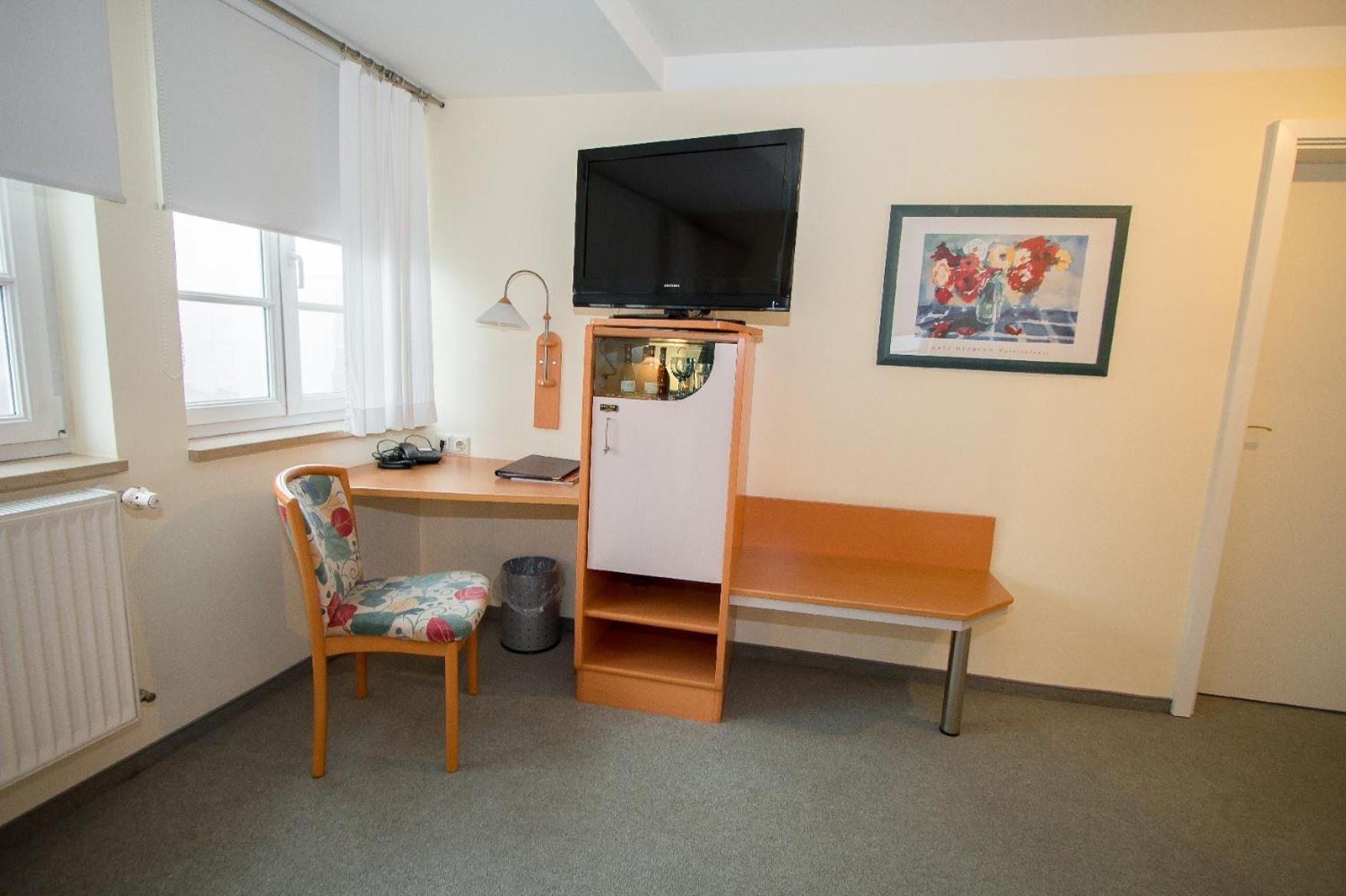 Large Double Room - Photo 3