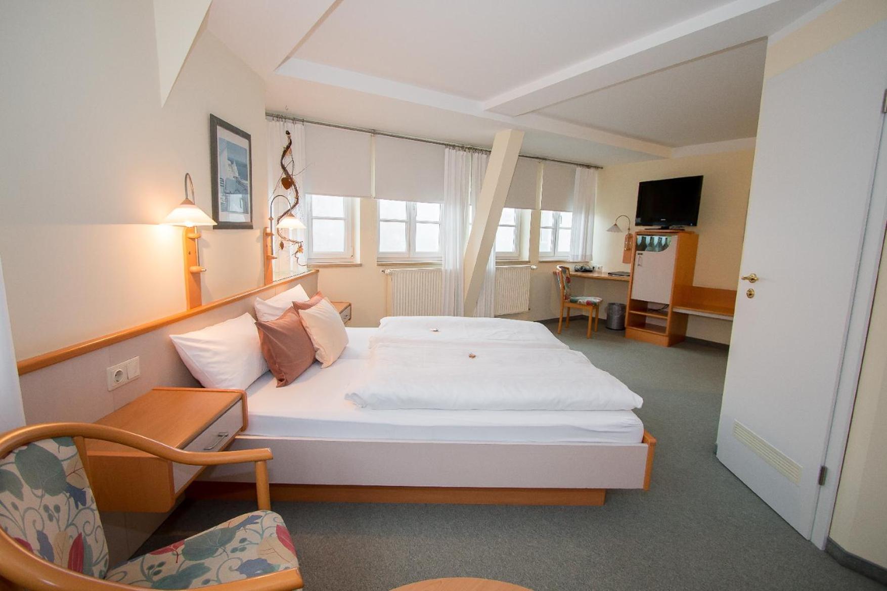Large Double Room - Photo 1