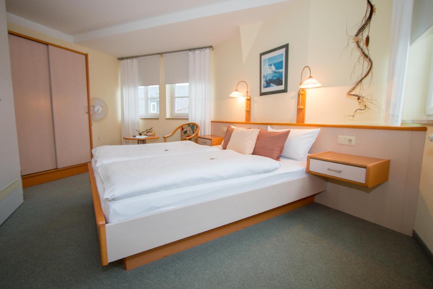 Large Double Room - Photo 4