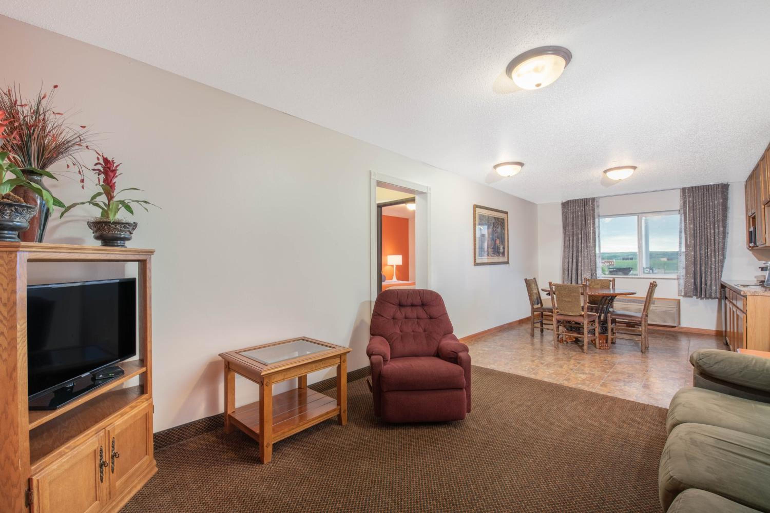 1 King Bed, One-Bedroom, Suite, Non-Smoking - Photo 1