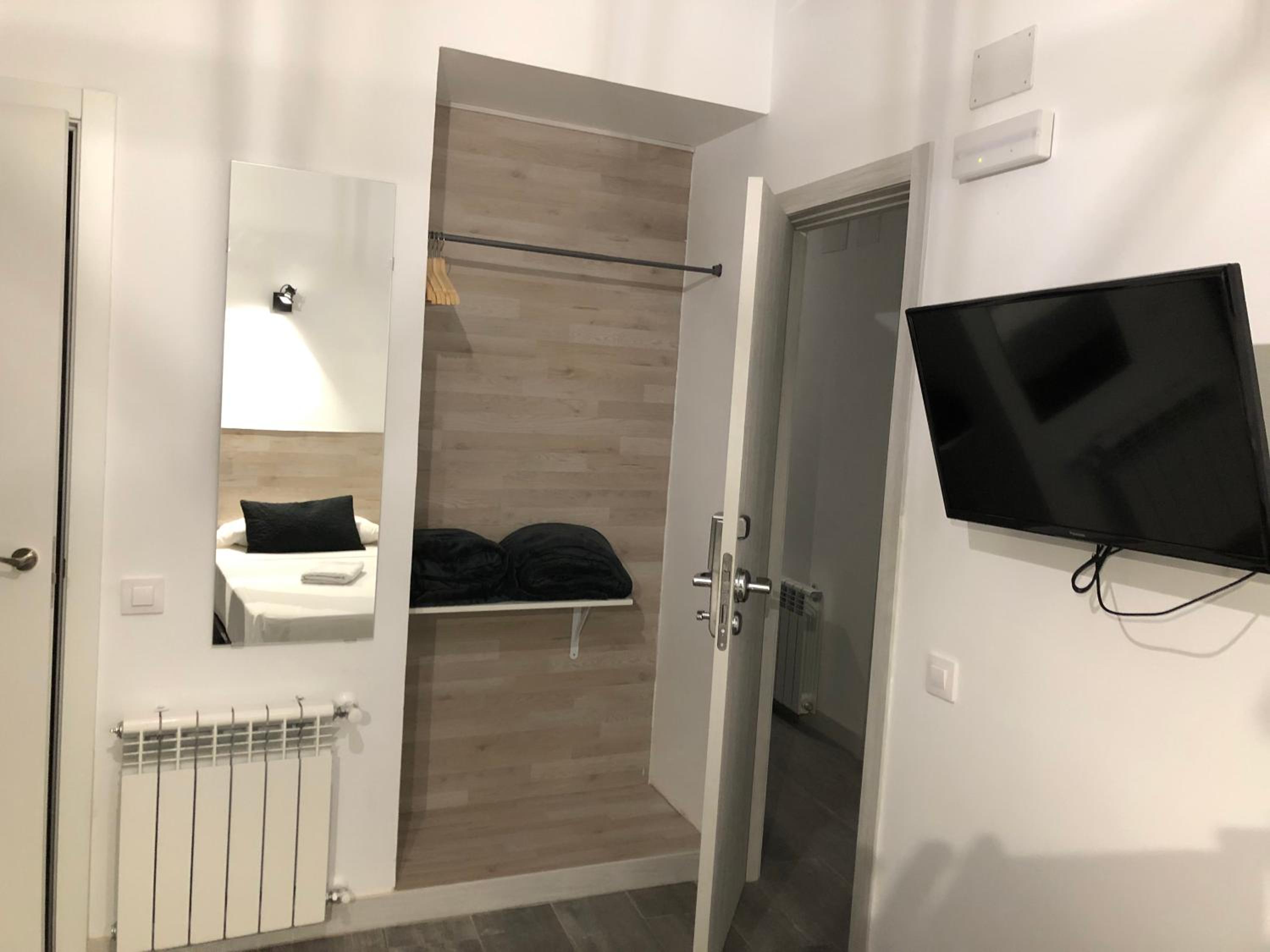 Twin Room with Private Bathroom thumbnail 5