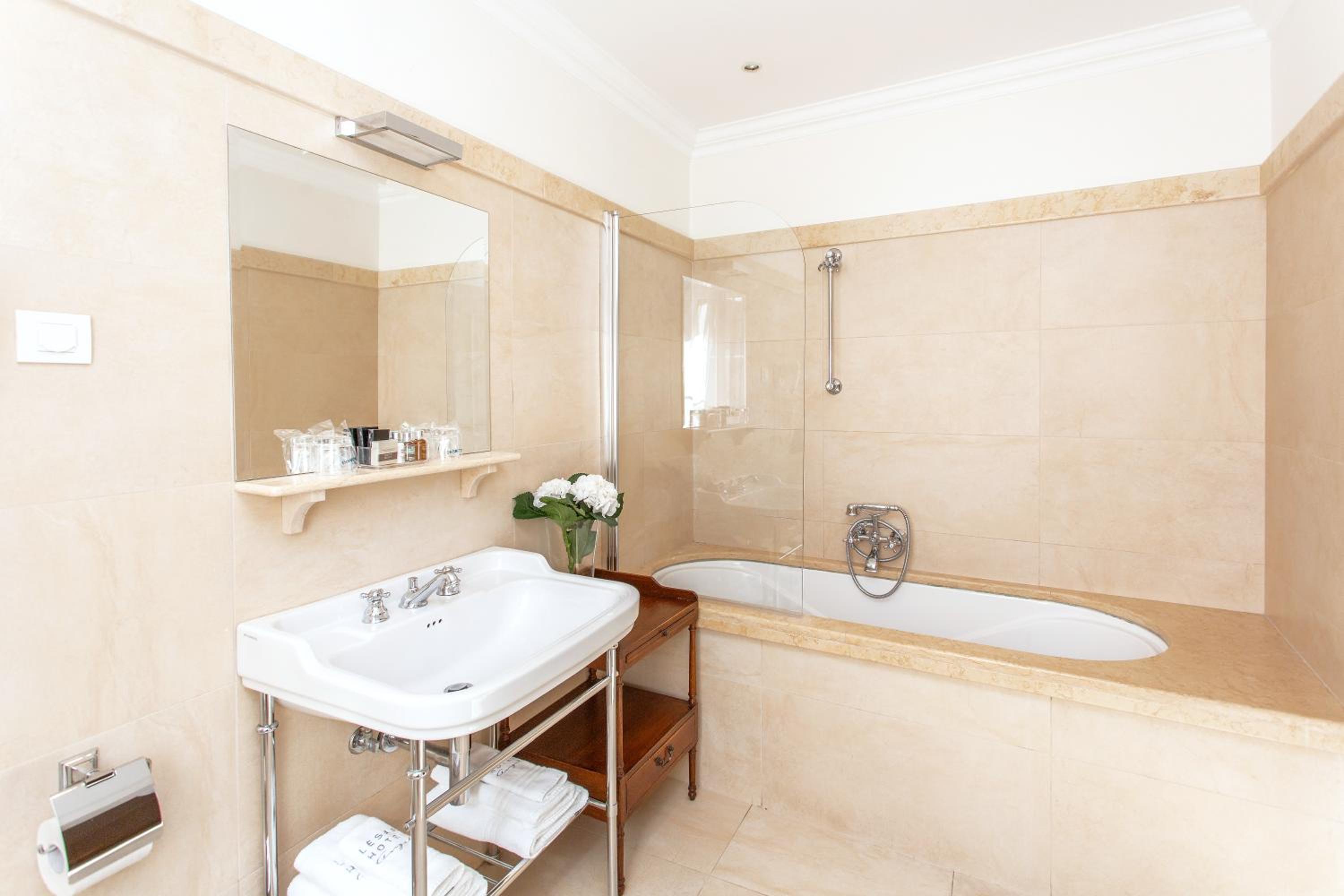 Classic Double or Twin Room - Photo 12