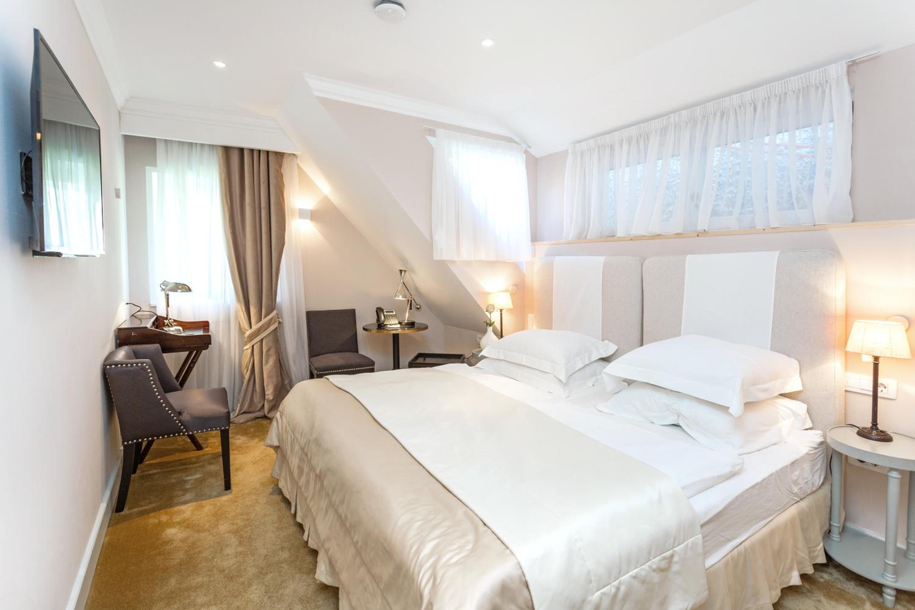 Classic Double or Twin Room - Photo 6