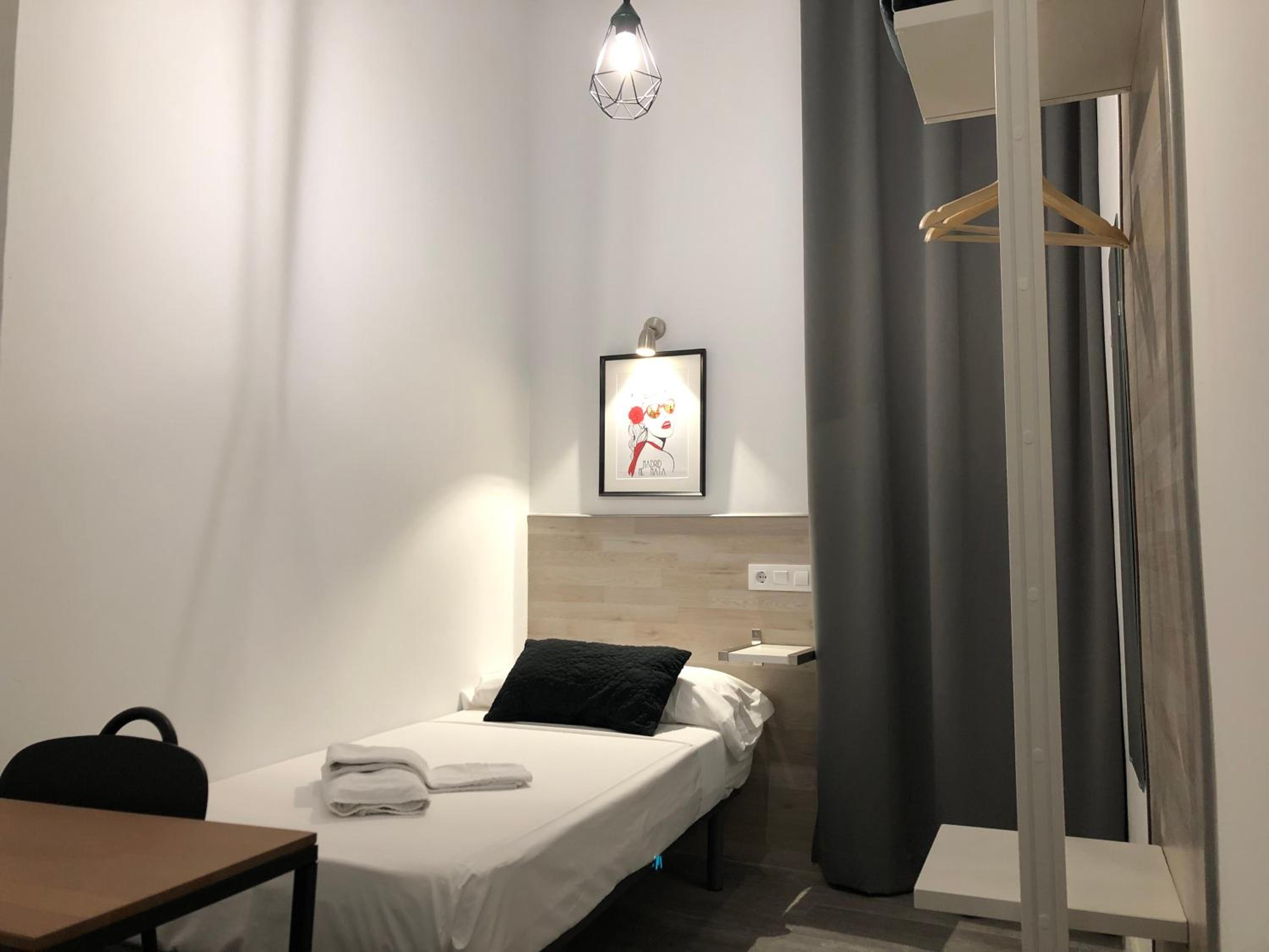 Economy Single Room with Shared Bathroom thumbnail 5