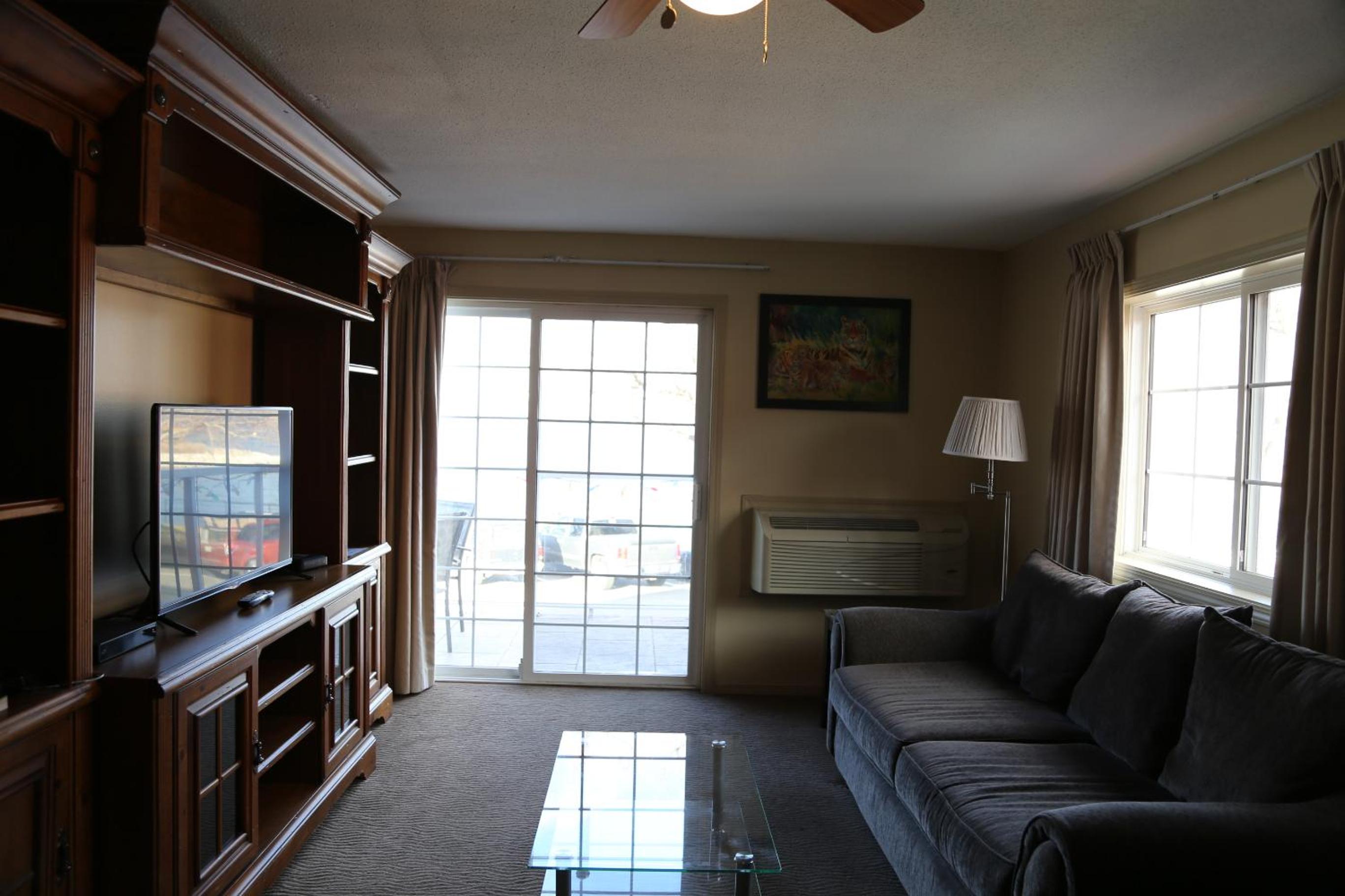Deluxe Suite - Non Pet Friendly - Photo 1