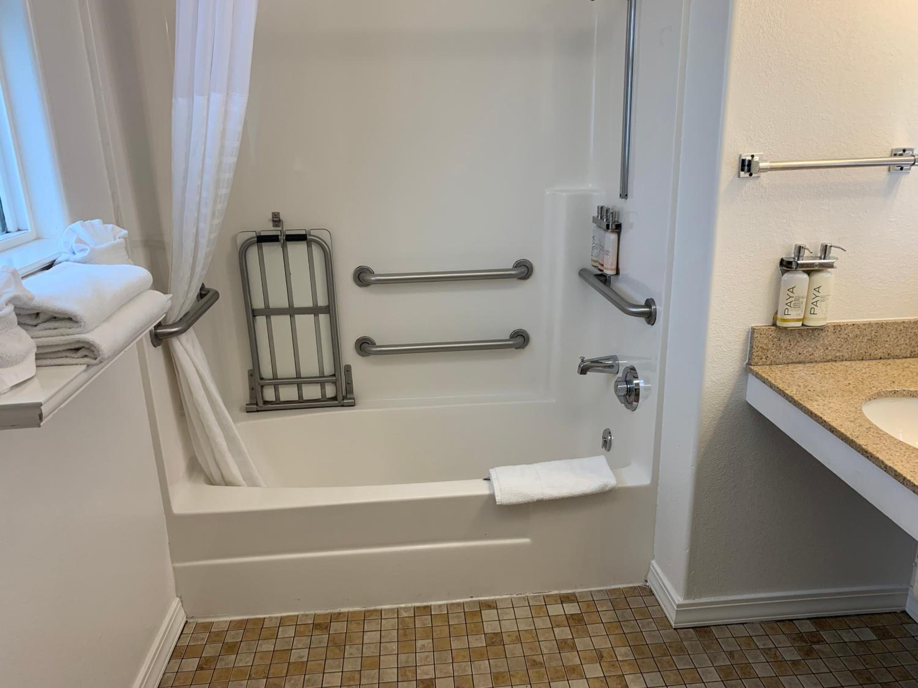 Queen Room - Disability Access - Photo 5