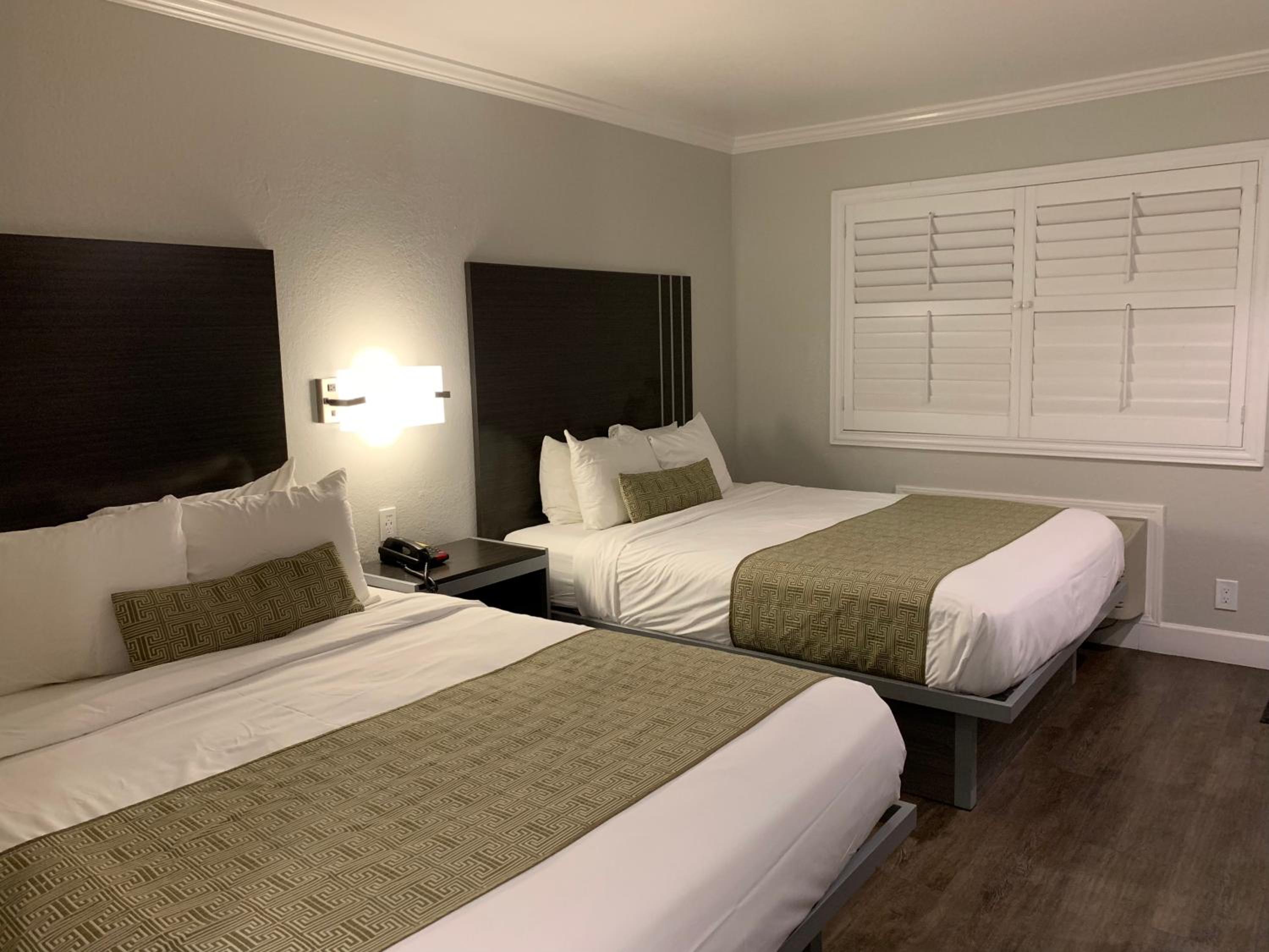 Deluxe Queen Room with Two Queen Beds - Photo 2