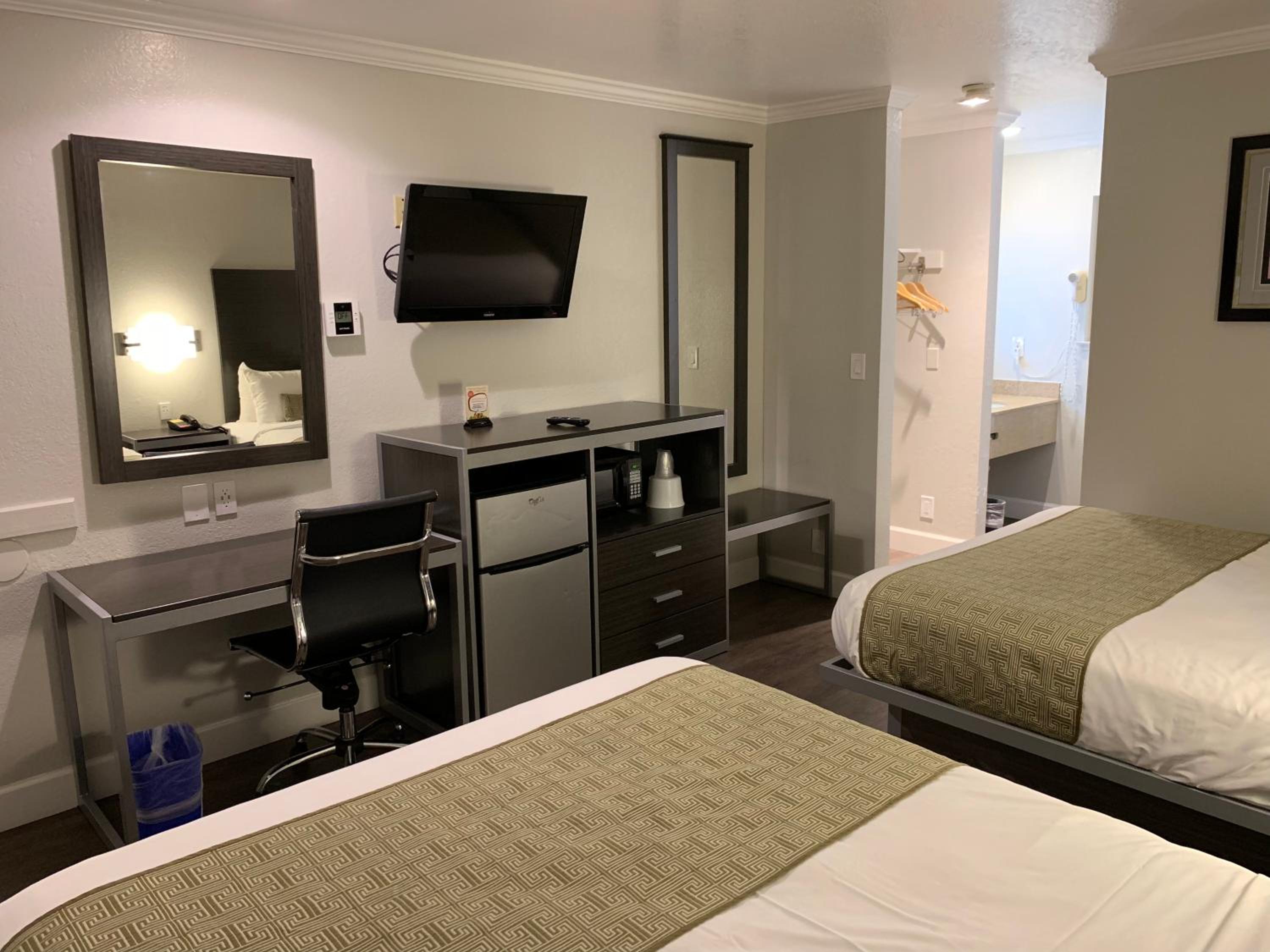 Deluxe Queen Room with Two Queen Beds - Photo 3
