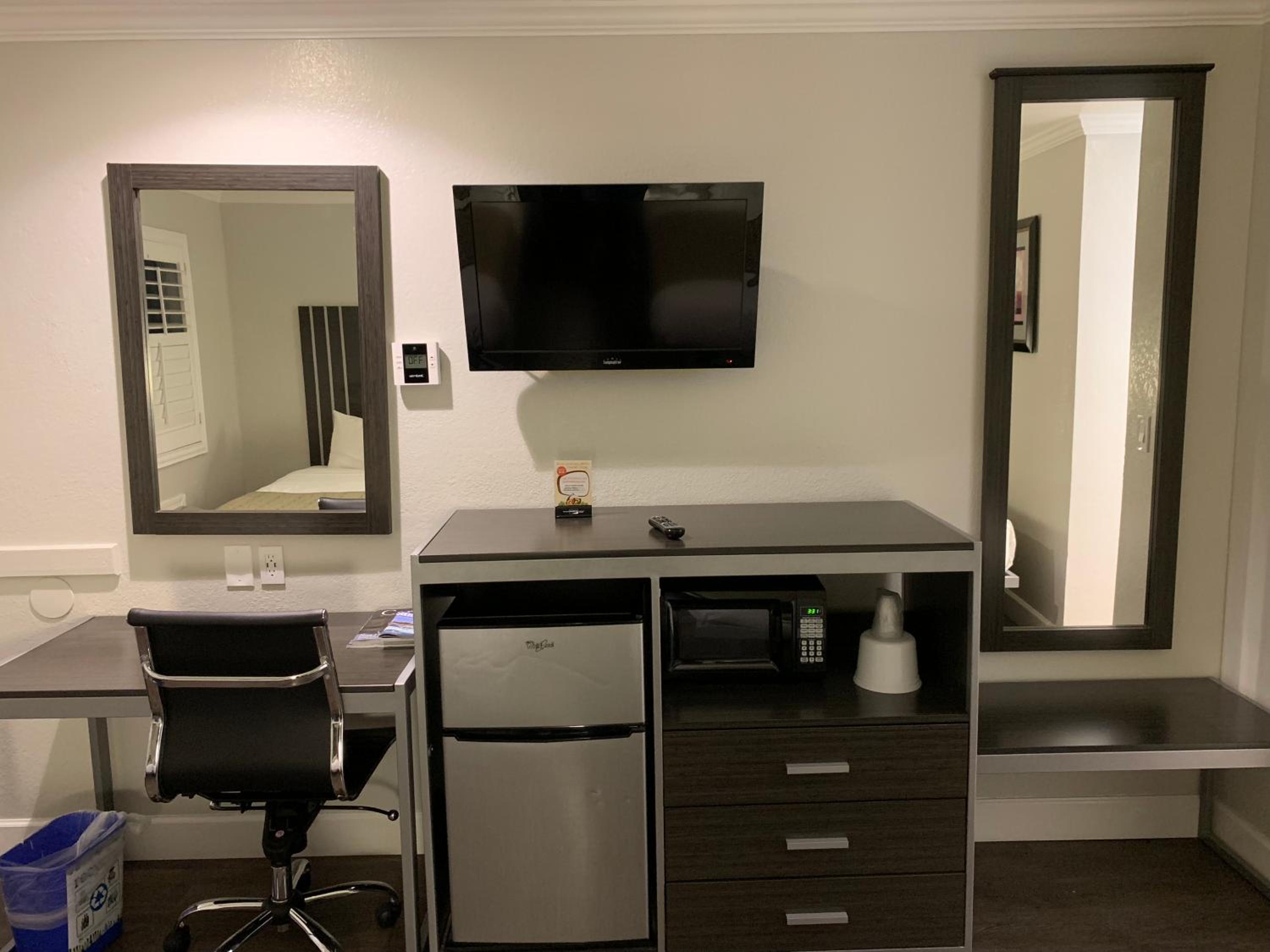 Deluxe Queen Room with Two Queen Beds - Photo 5
