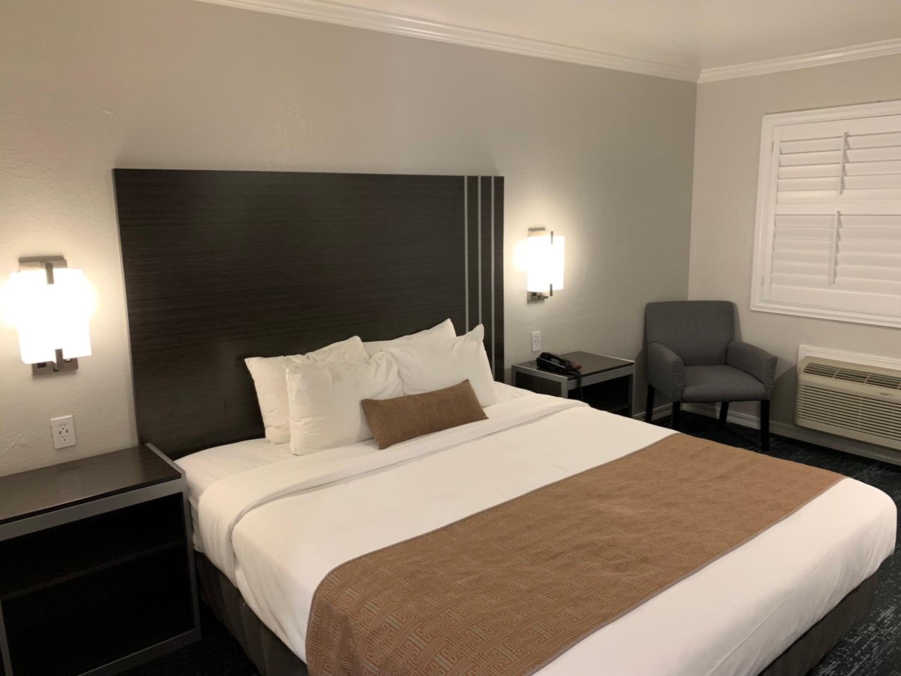 Deluxe King Room - Photo 1