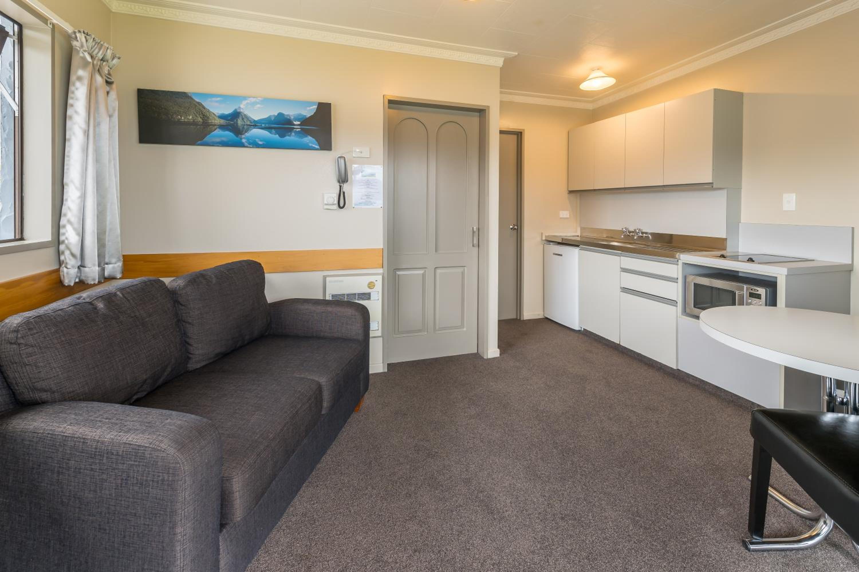 Queen One-Bedroom Apartment with Lake View photo 1