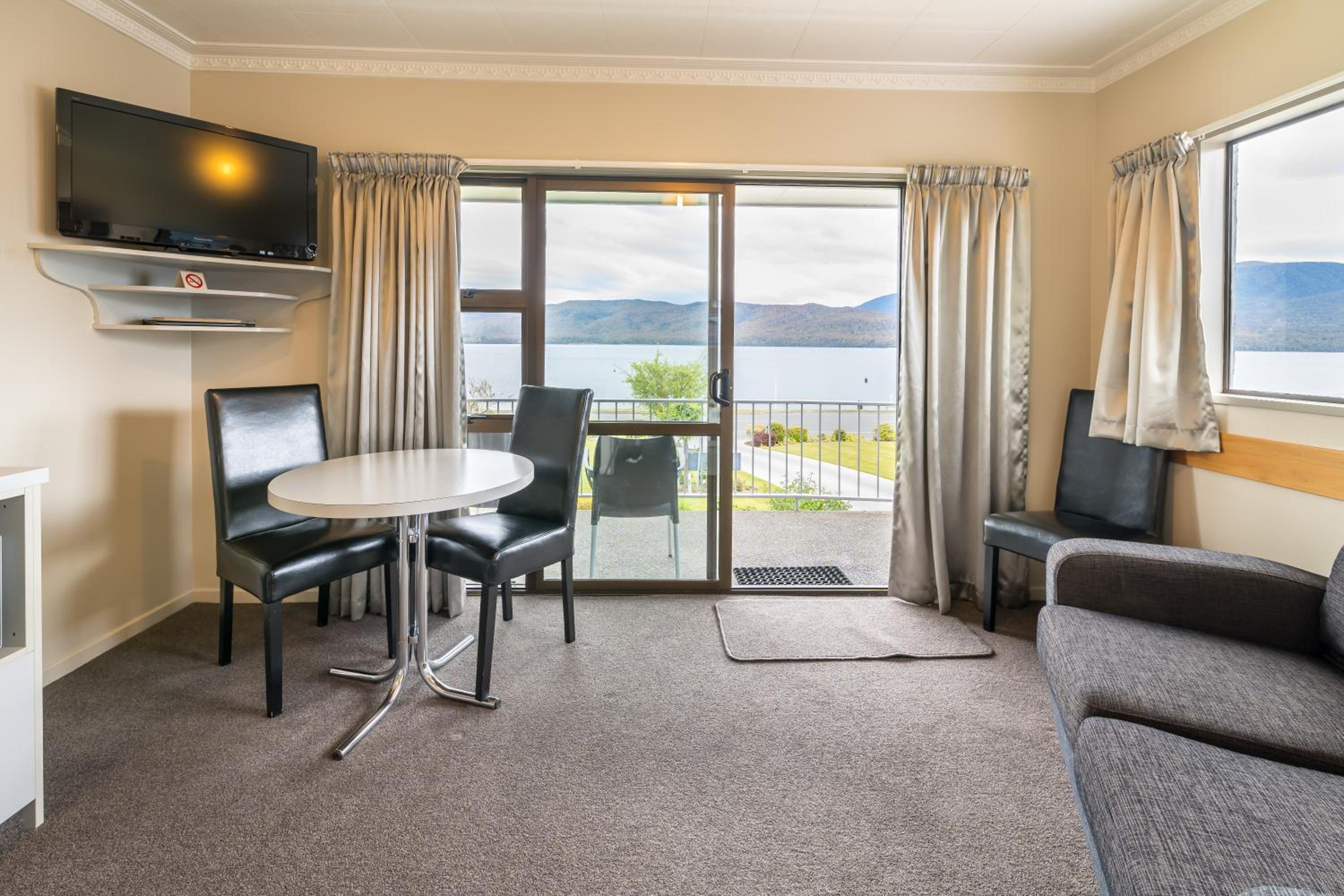 Queen One-Bedroom Apartment with Lake View photo 3