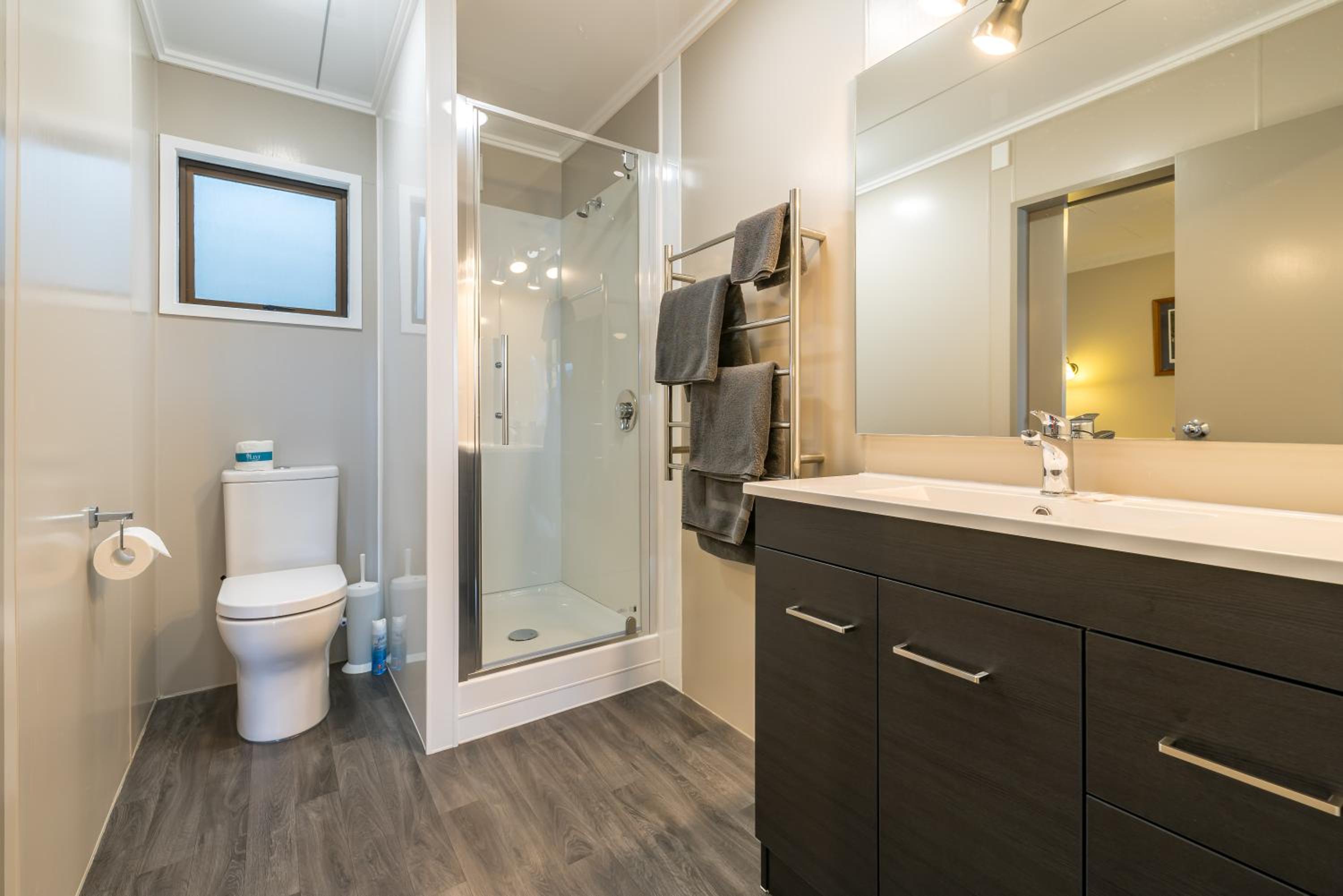 Queen One-Bedroom Apartment with Lake View photo 2