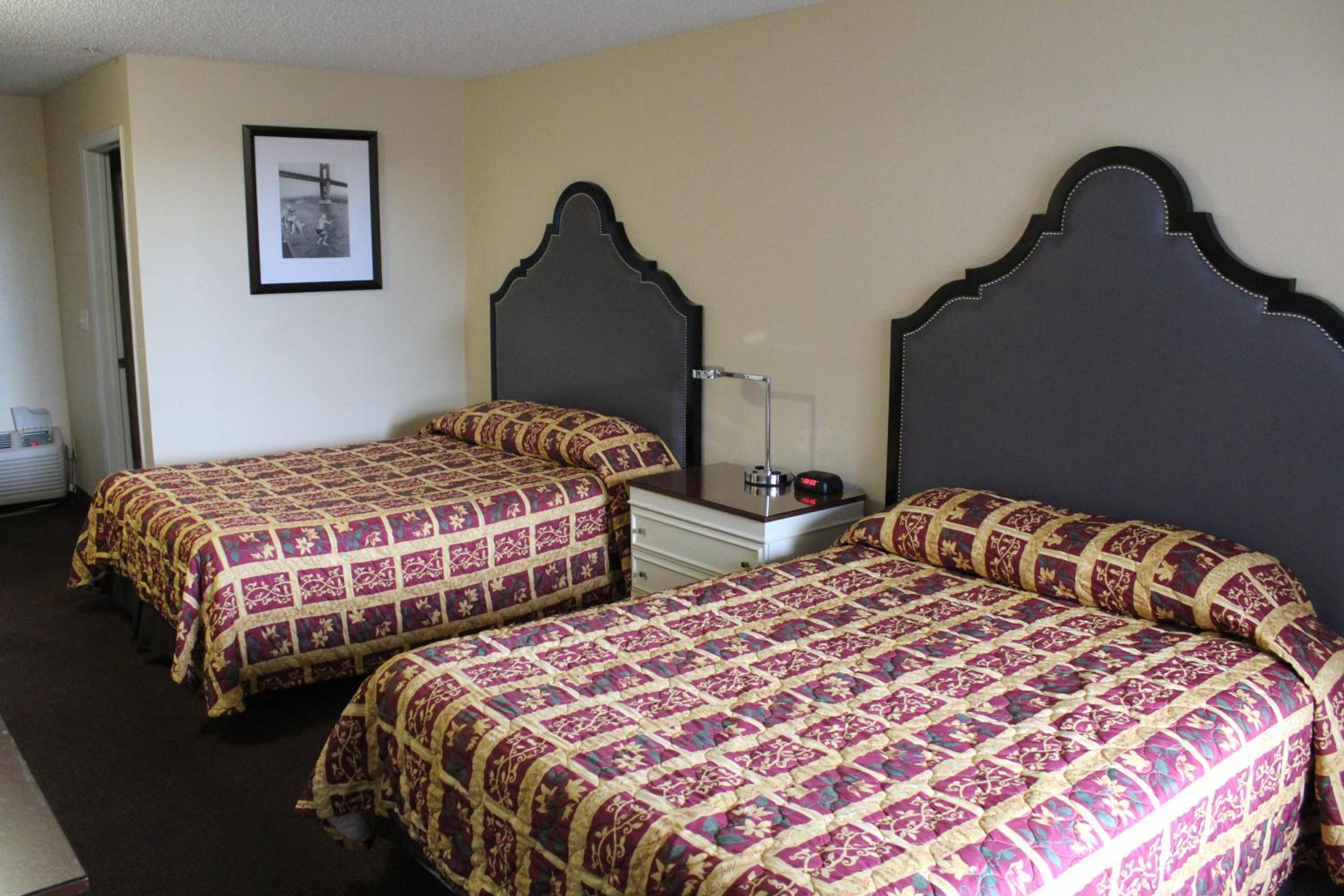 Queen Room with Two Queen Beds - Non-Smoking - Photo 1