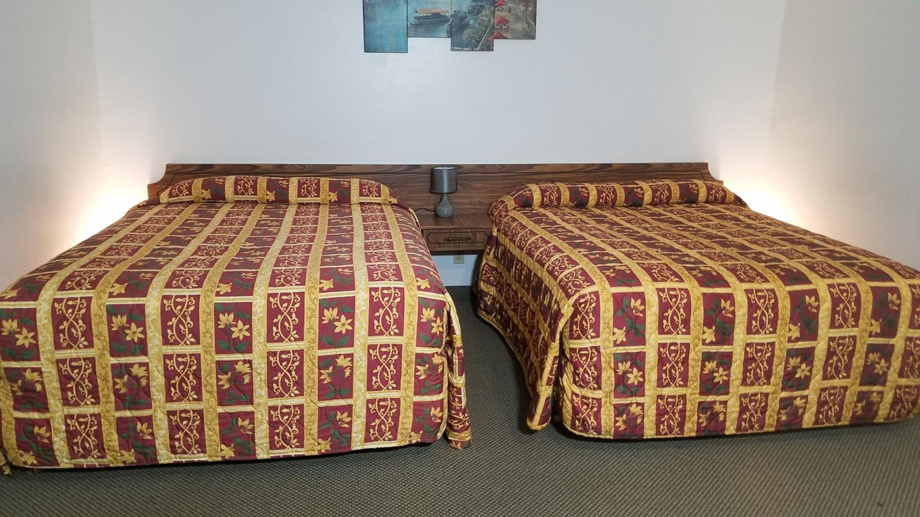 Queen Room with Two Queen Beds - Non-Smoking photo 3