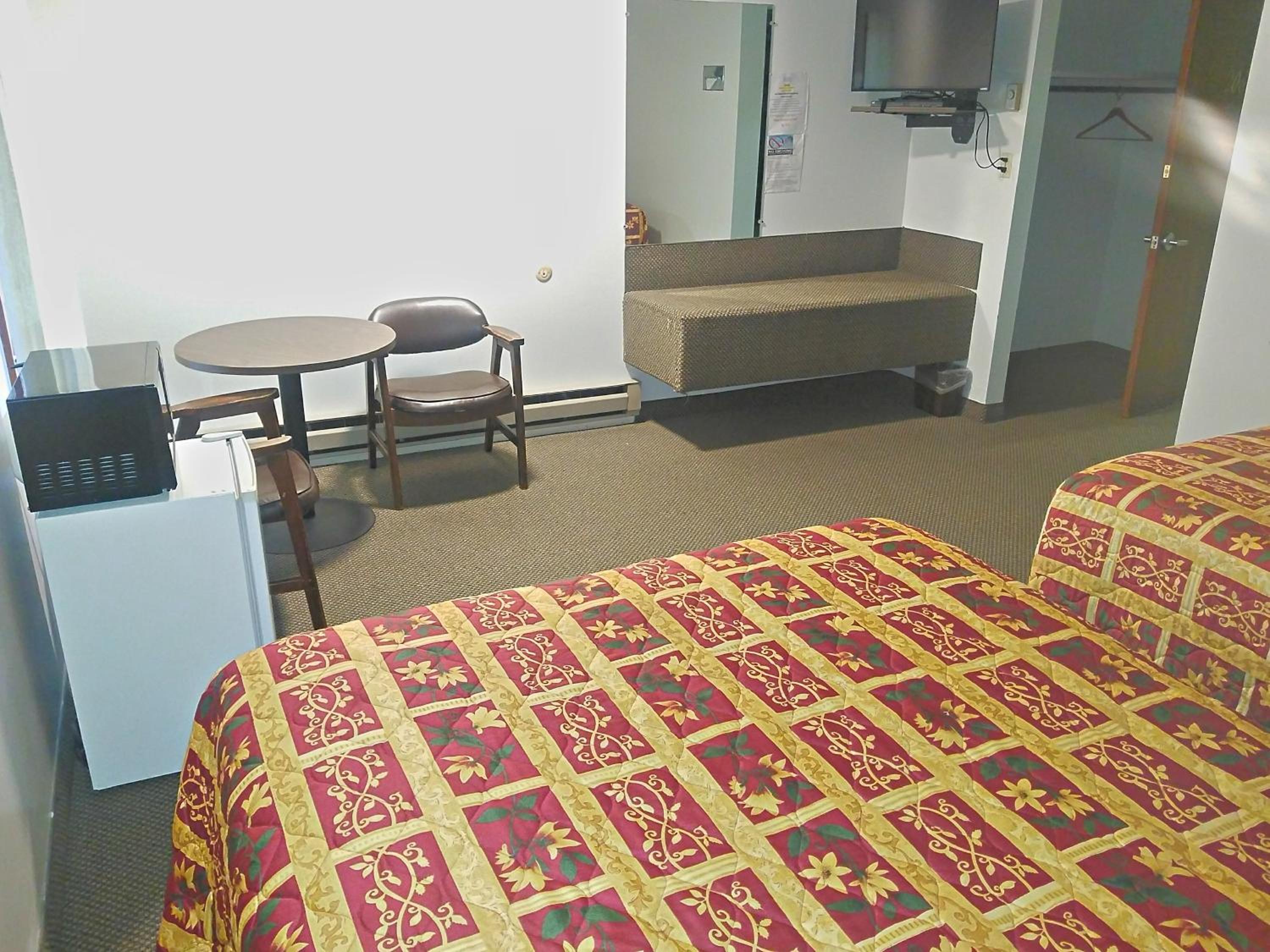 Queen Room with Two Queen Beds - Non-Smoking photo 1
