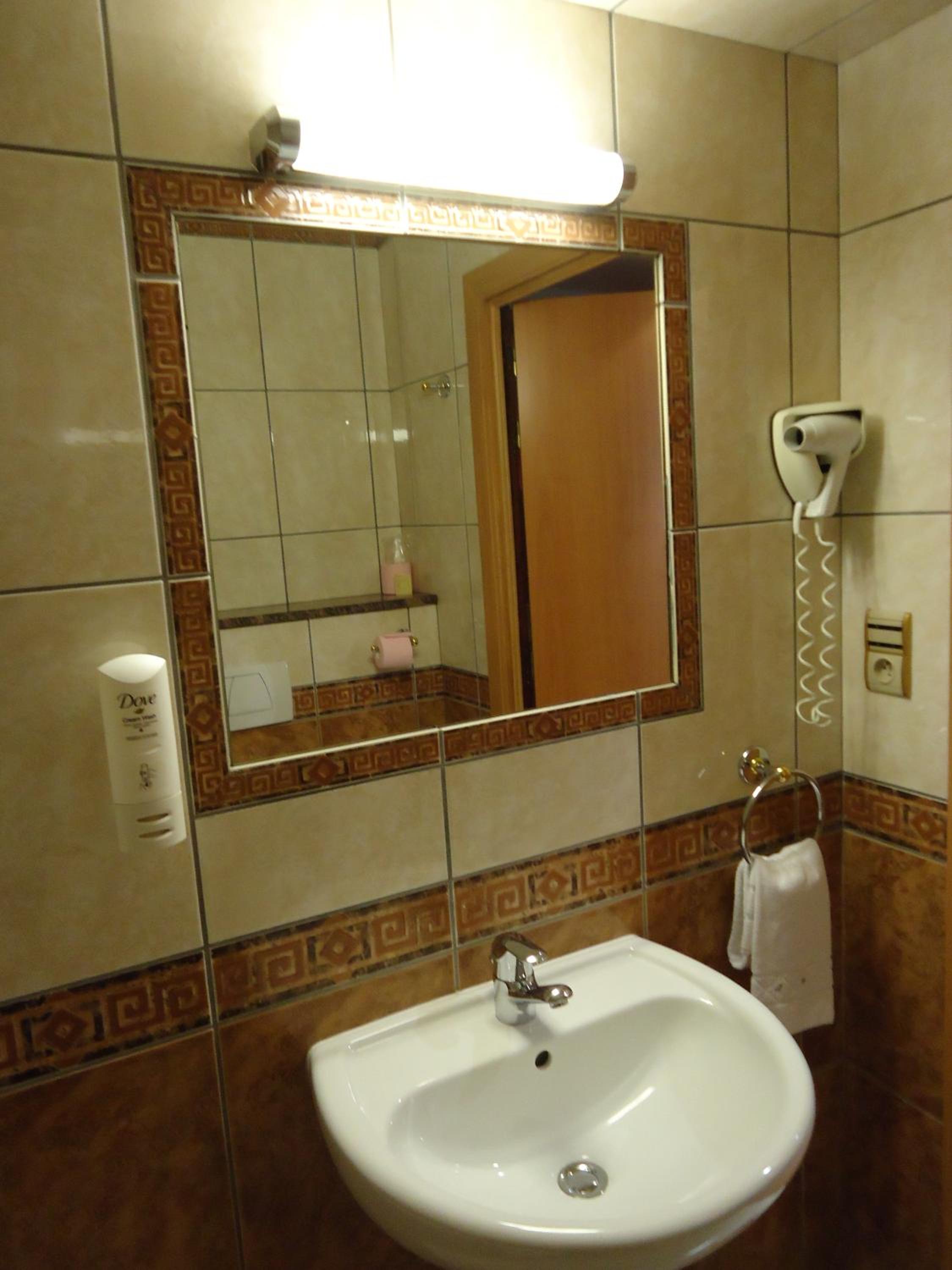 Twin Room - Photo 3