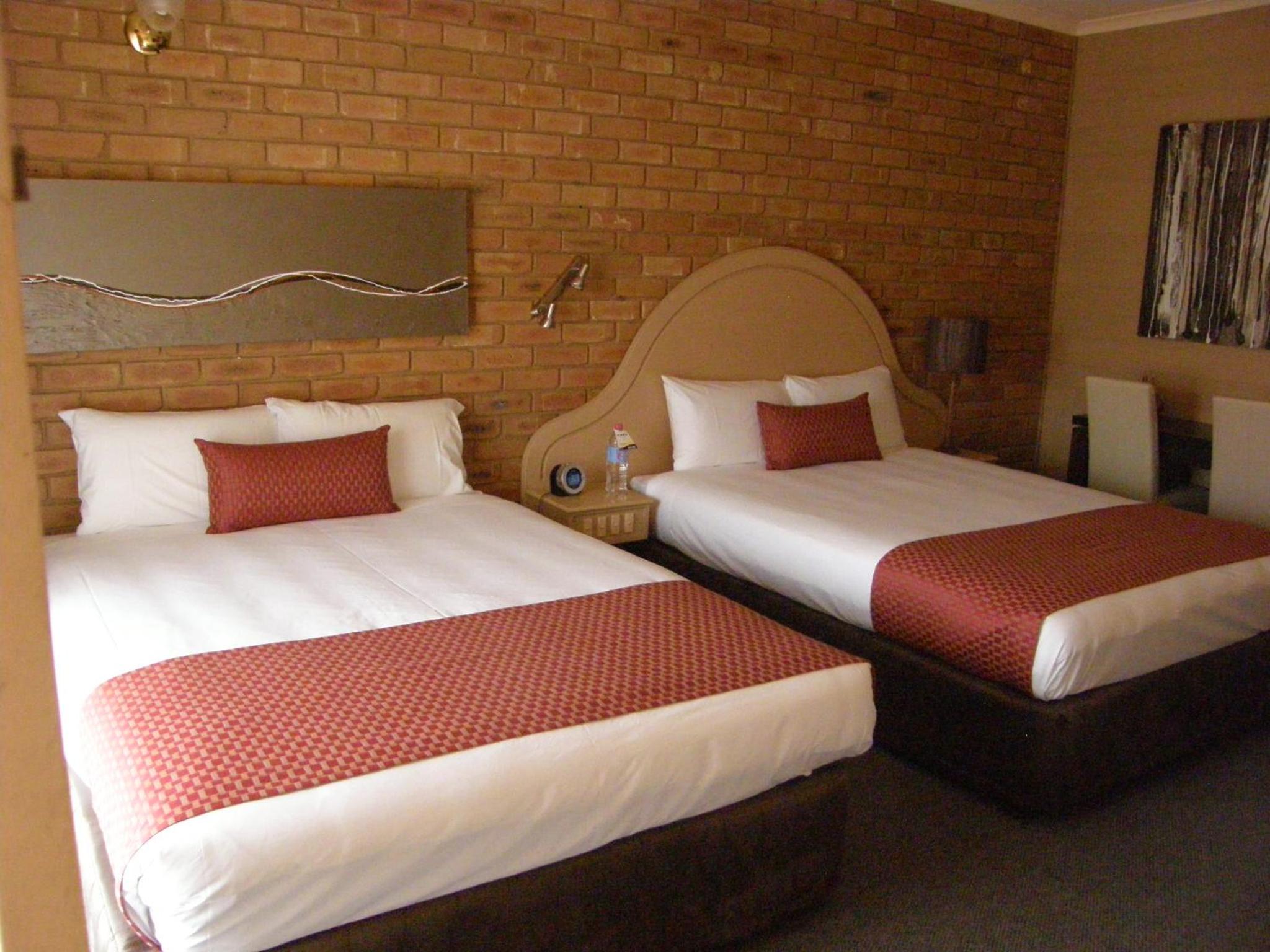 Queen Room with Two Queen Beds - Non-Smoking photo 2
